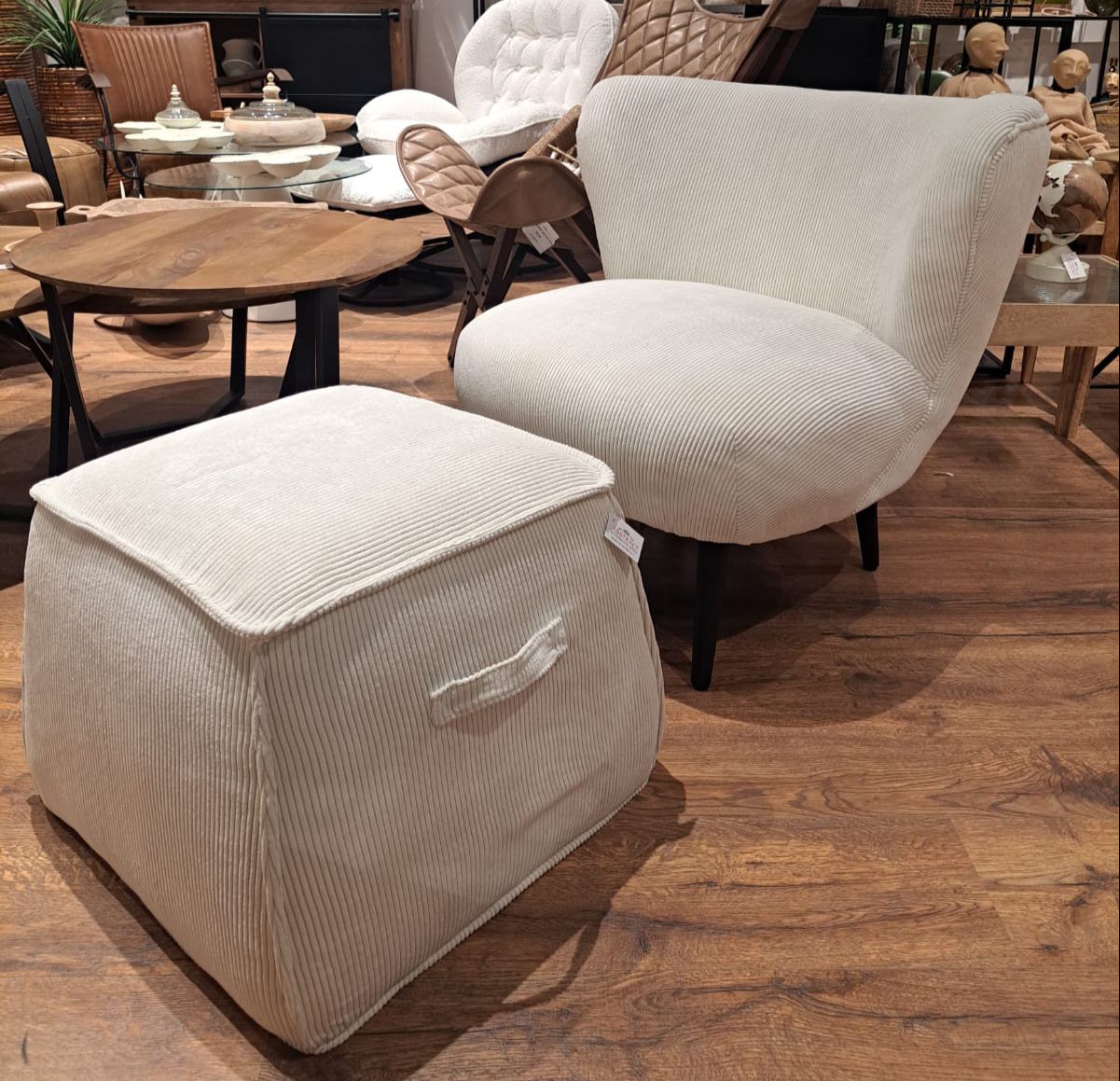 כורסא מעוצבת בד קורדרוי לבן דגם ליזה כורסא מעוצבת בד קורדרוי לבן דגם ליזה