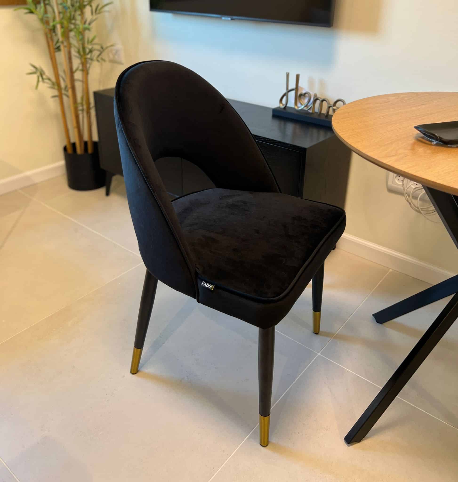 כיסא פינת אוכל מרופד בבד קטיפה שחור דגם מירל קימי