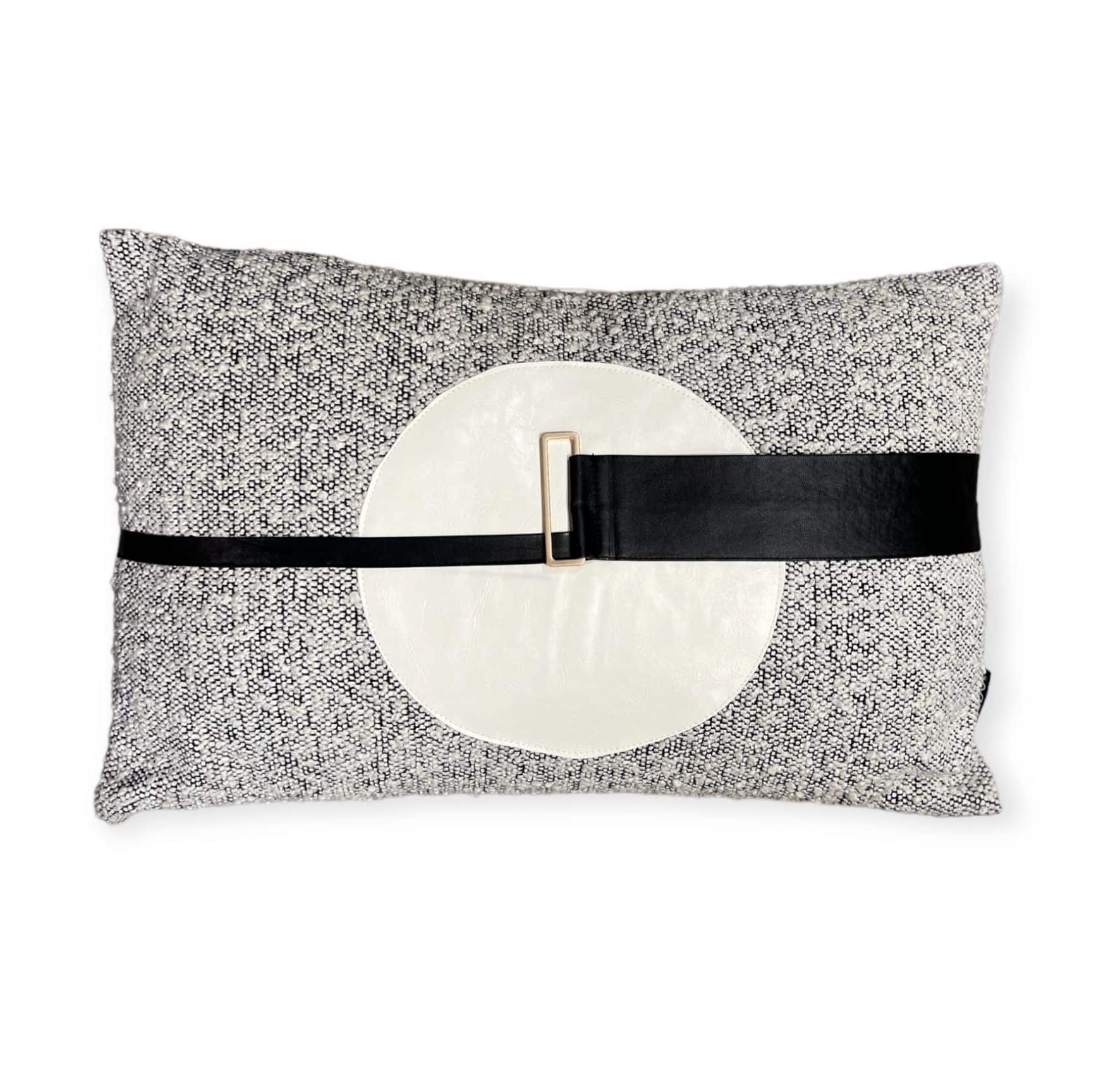 כרית מלבן אפור עיגול שמנת רצועה שחורה