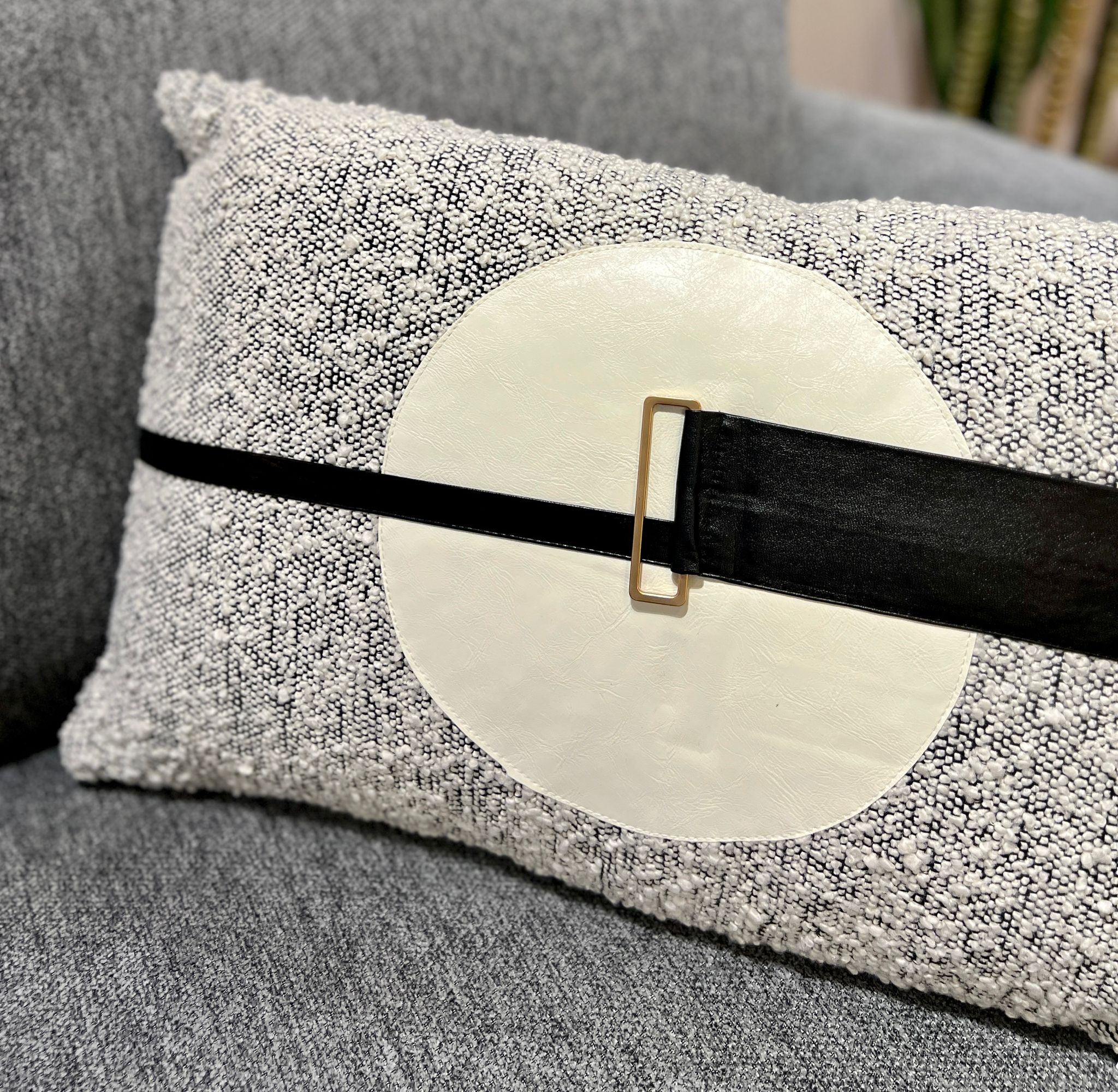 כרית מלבן אפור עיגול שמנת רצועה שחורה