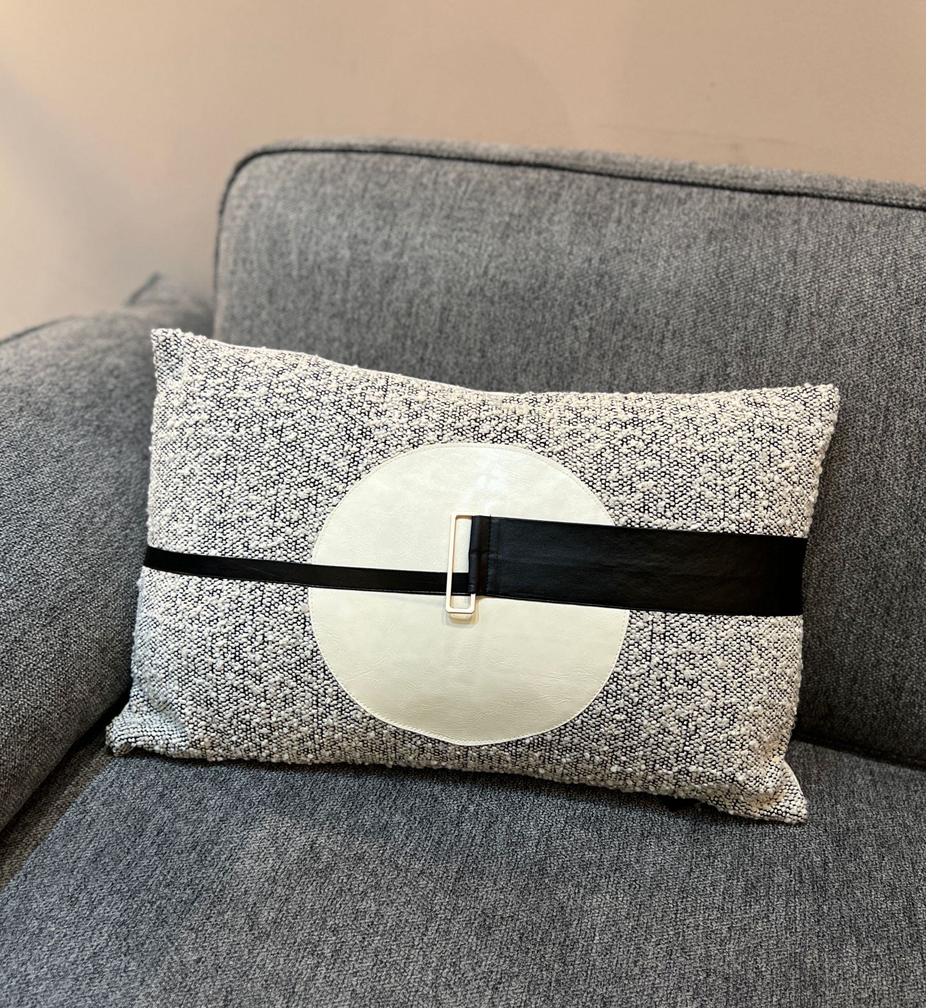 כרית מלבן אפור עיגול שמנת רצועה שחורה