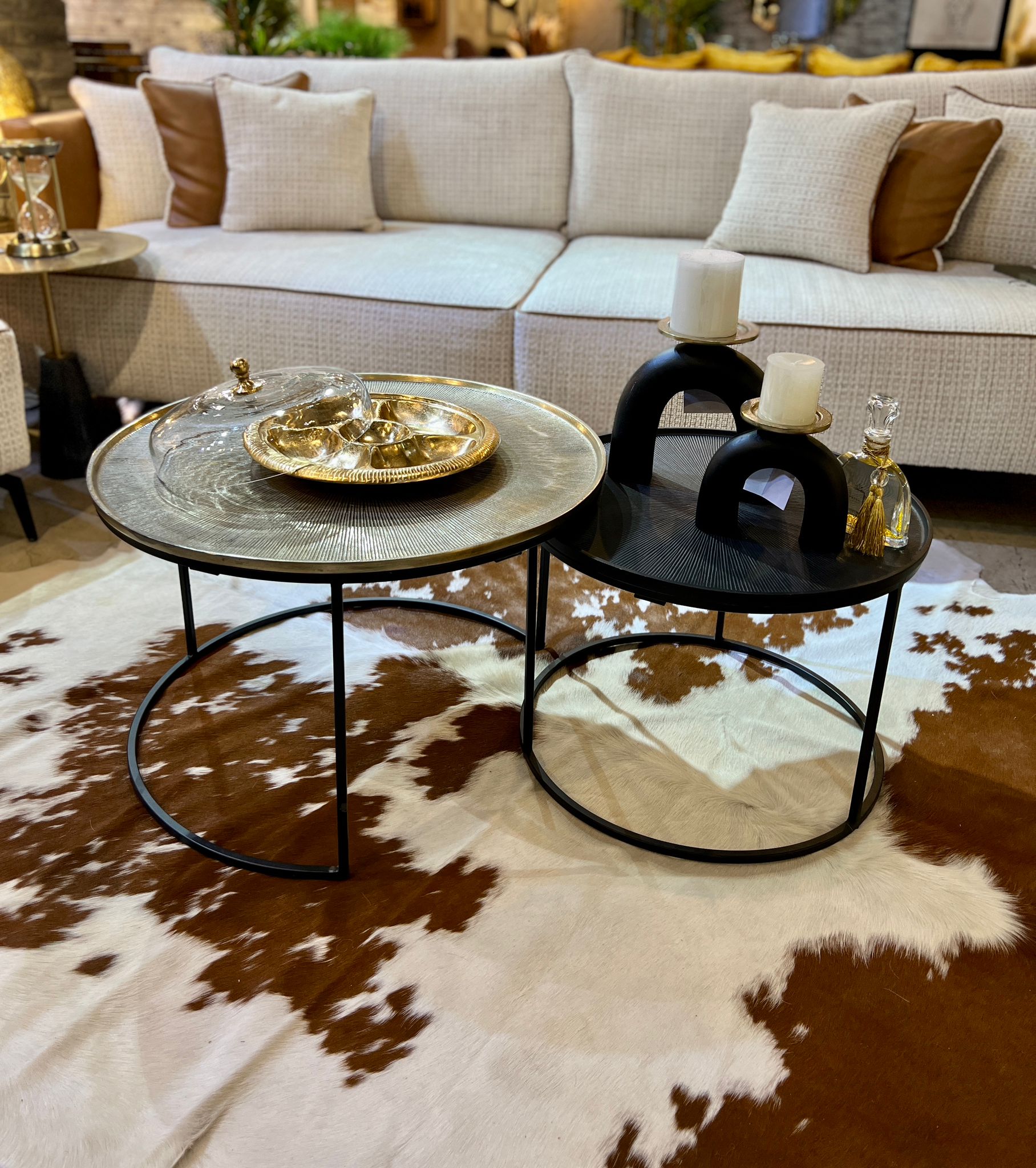 סט שולחנות דגם עגולים מגש מתכת זהב ושחור דגם רויאל סט שולחנות דגם עגולים מגש מתכת זהב ושחור דגם רויאל