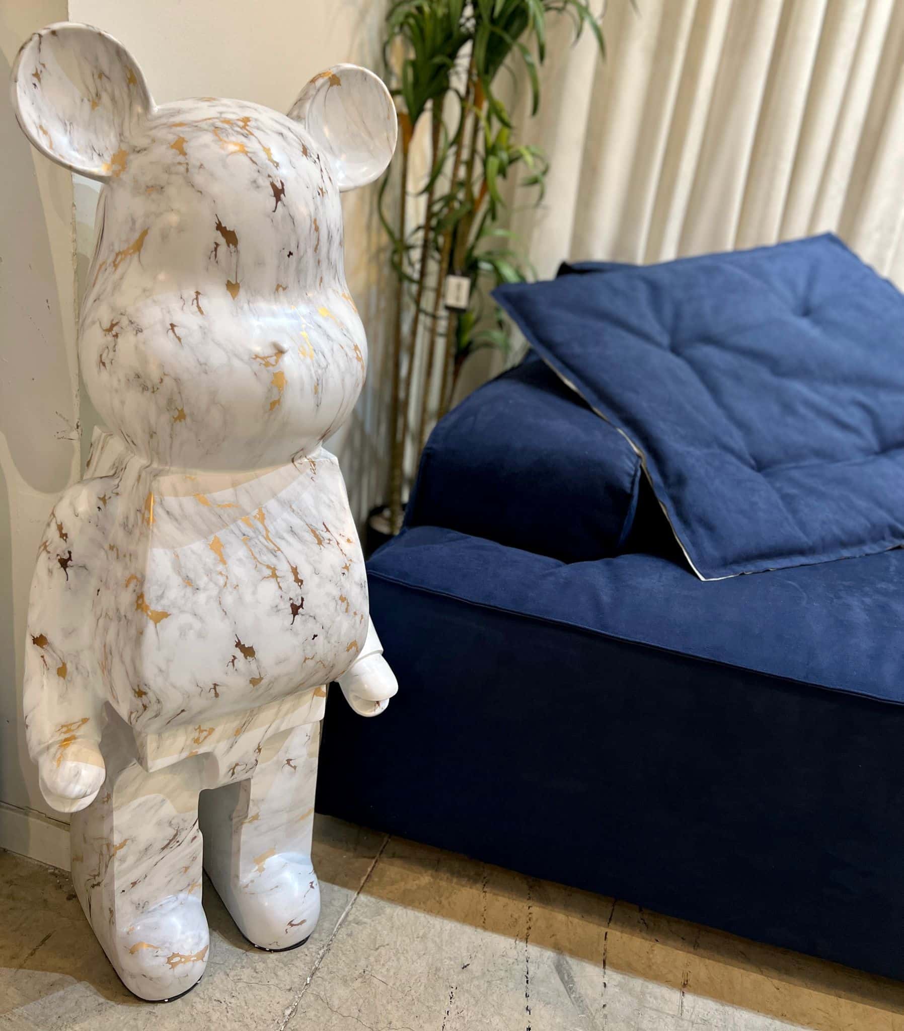 פסל דובי צבעוני מעוצב לבן זהב פסל דובי צבעוני מעוצב לבן זהב