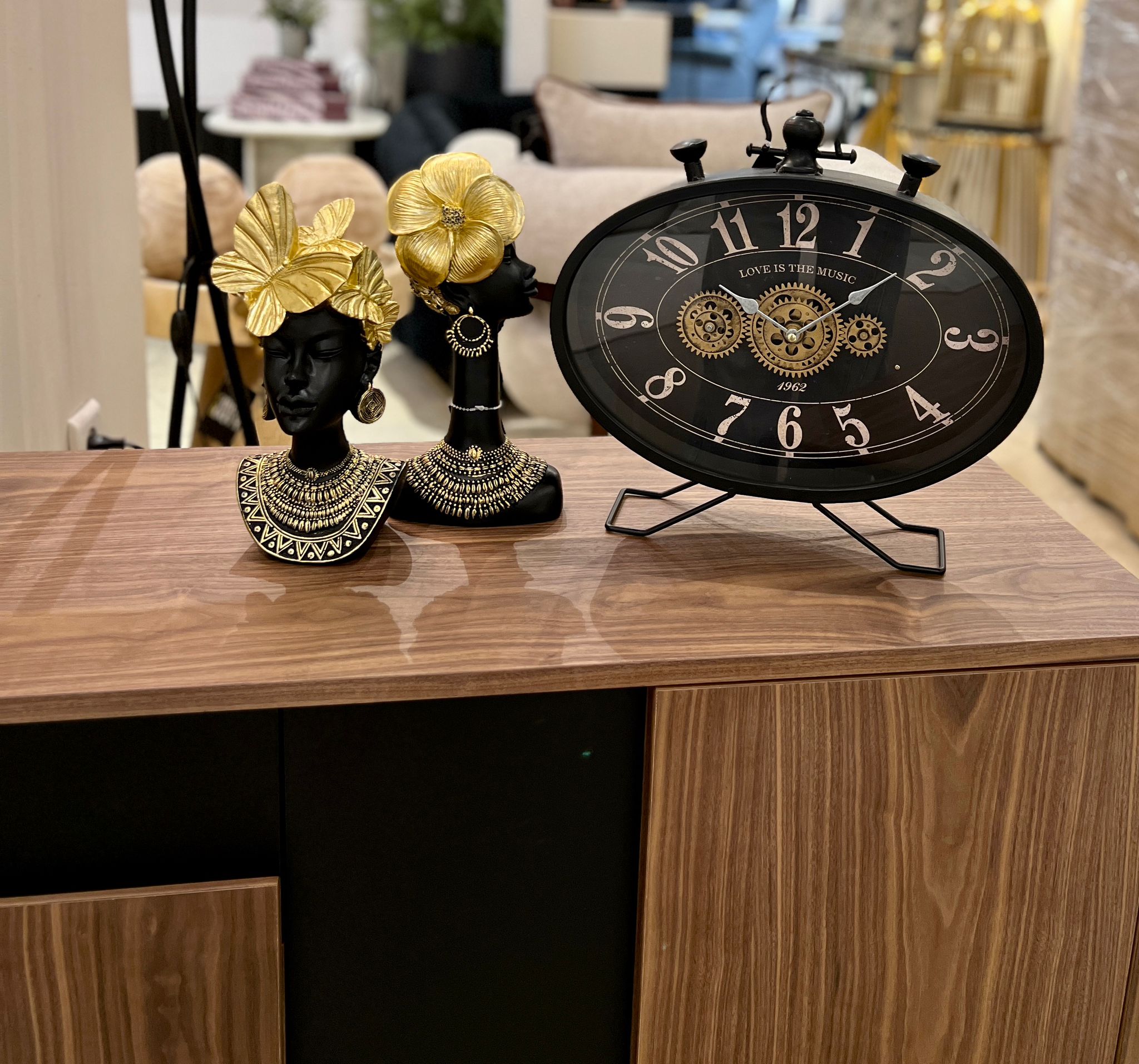 פסל ראש אישה כהת עור פרח זהב פסל ראש אישה כהת עור פרח זהב