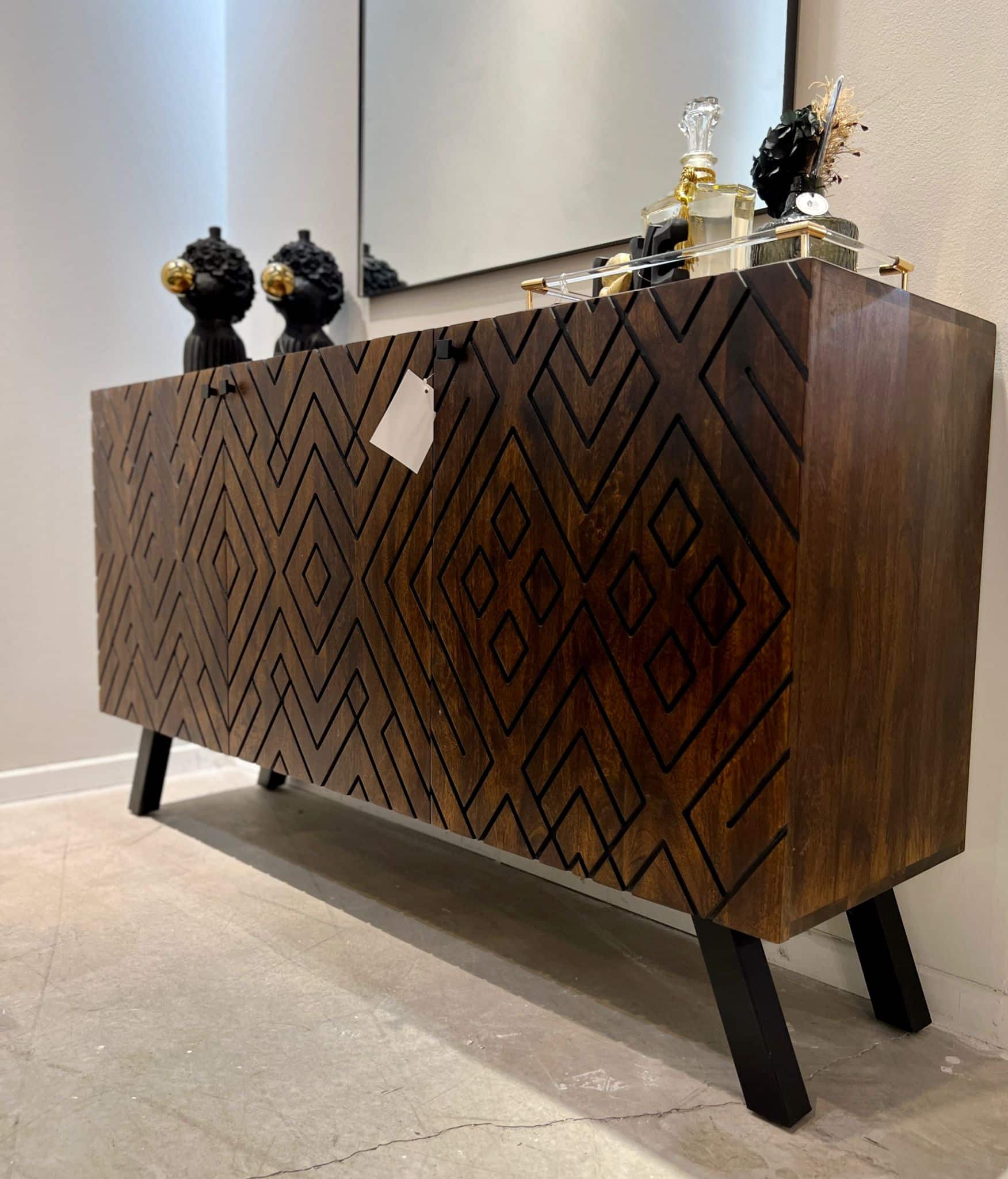 קומודה עץ כהה 3 דלתות חריטה מעוינים דגם סוניל קומודה עץ כהה 3 דלתות חריטה מעוינים דגם סוניל