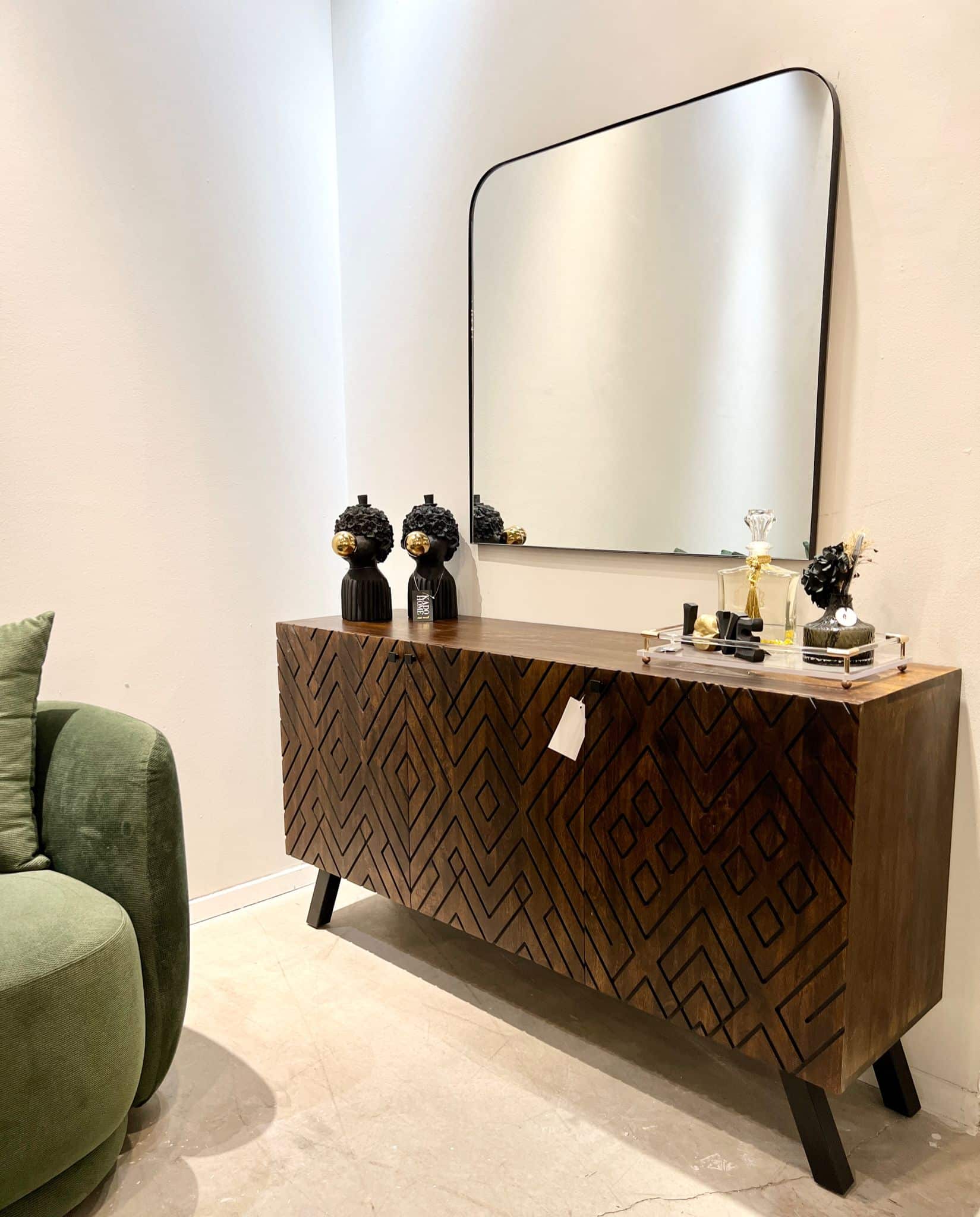 קומודה עץ כהה 3 דלתות חריטה מעוינים דגם סוניל קומודה עץ כהה 3 דלתות חריטה מעוינים דגם סוניל