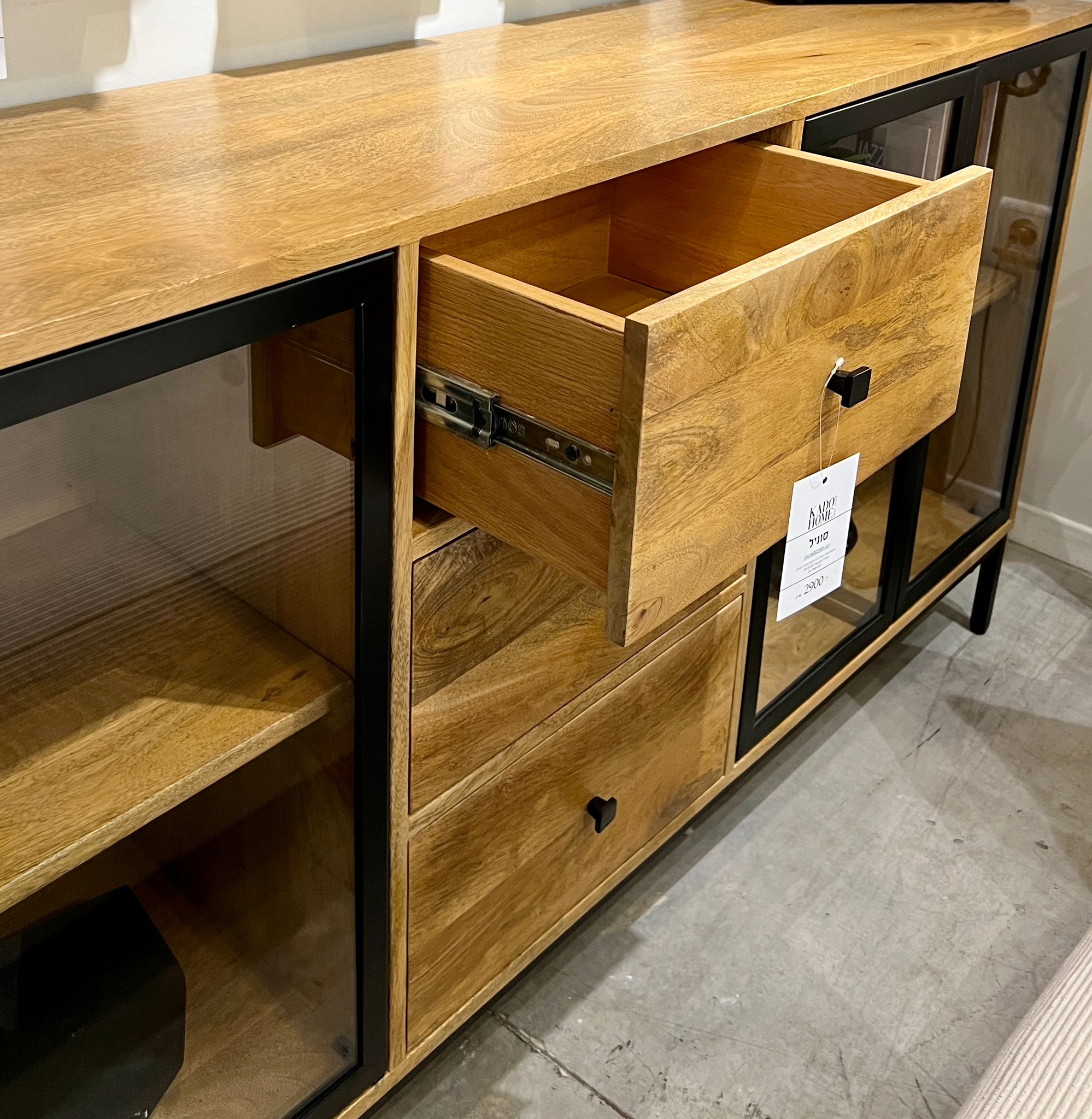 קומודה עץ 3 מגירות 4 דלתות זכוכית מסגרת דגם סוניל קומודה עץ 3 מגירות 4 דלתות זכוכית מסגרת דגם סוניל