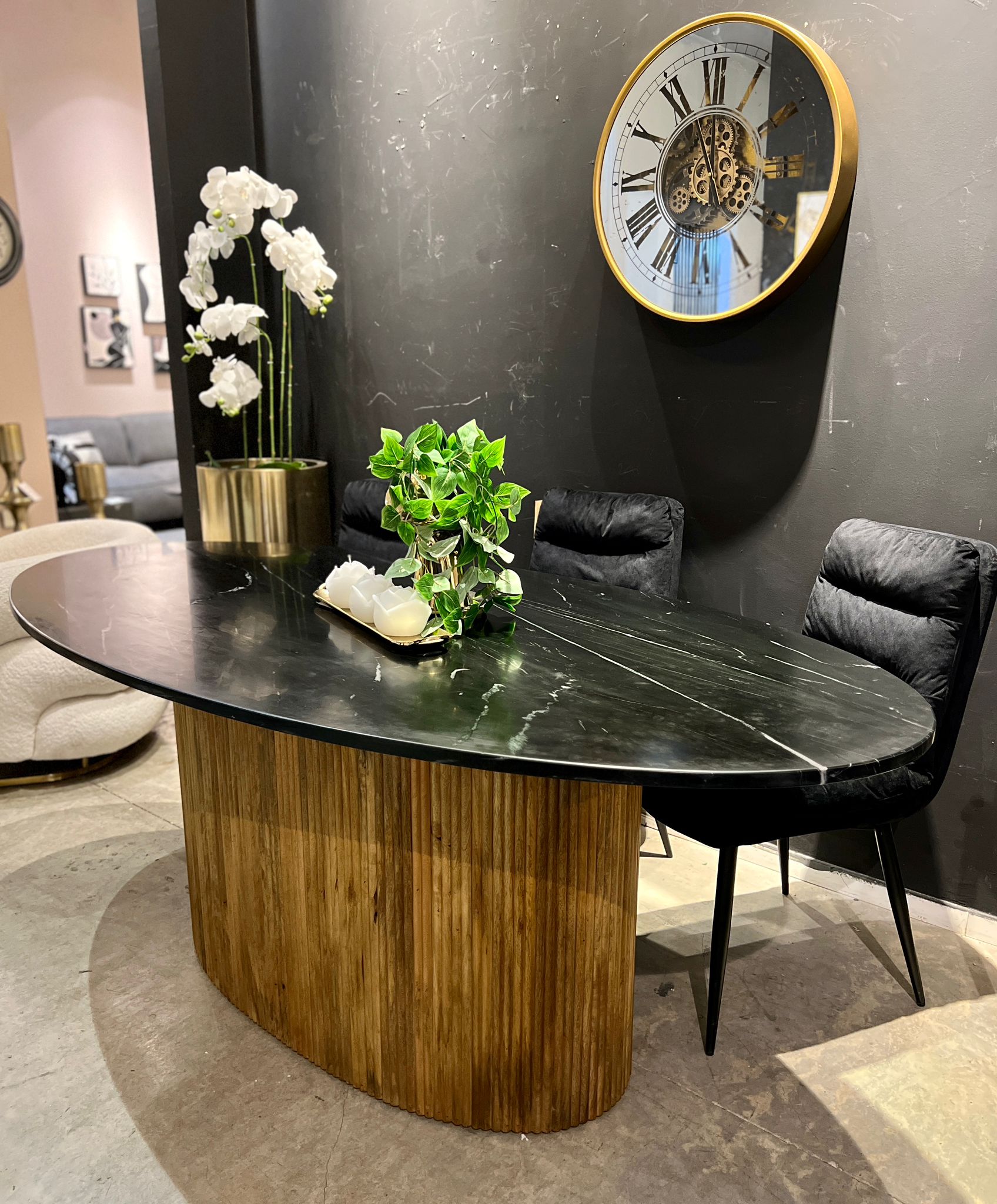 שולחן אוכל יוקרתי אובאלי רגל עץ טופ שיש שחור דגם סוניל - חיסול! שולחן אוכל יוקרתי אובאלי רגל עץ טופ שיש שחור דגם סוניל - חיסול!