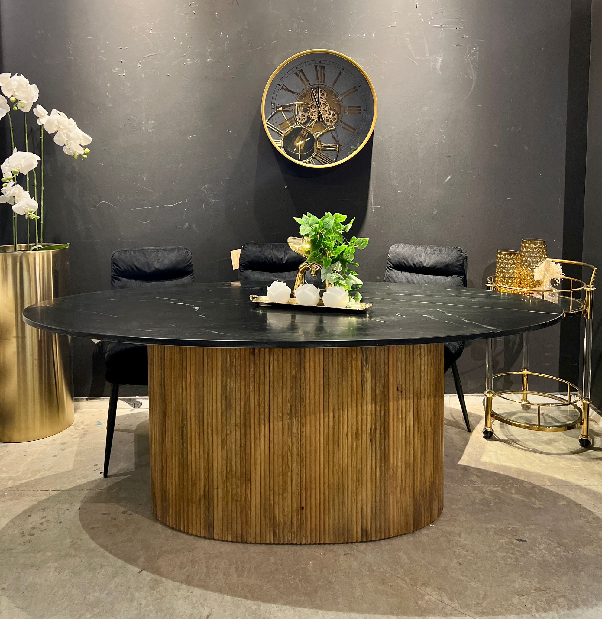 שולחן אוכל יוקרתי אובאלי רגל עץ טופ שיש שחור דגם סוניל - חיסול! שולחן אוכל יוקרתי אובאלי רגל עץ טופ שיש שחור דגם סוניל - חיסול!