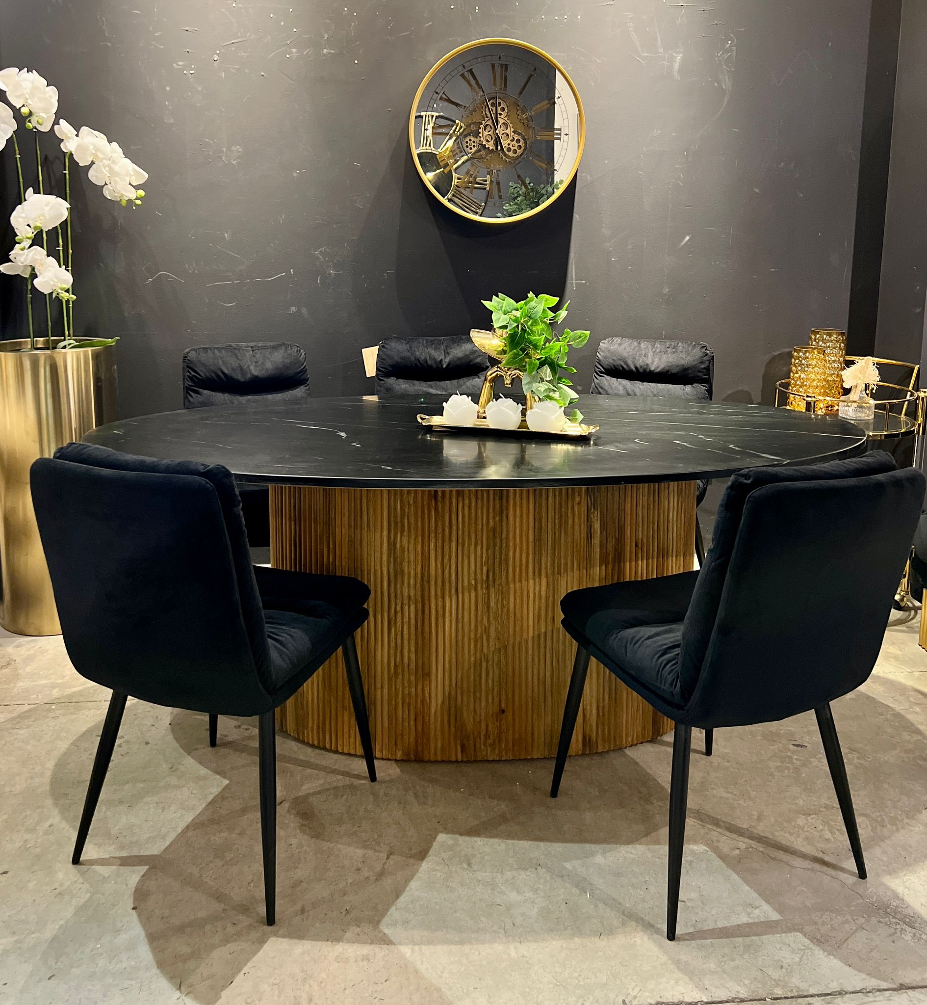 שולחן אוכל יוקרתי אובאלי רגל עץ טופ שיש שחור דגם סוניל - חיסול! שולחן אוכל יוקרתי אובאלי רגל עץ טופ שיש שחור דגם סוניל - חיסול!