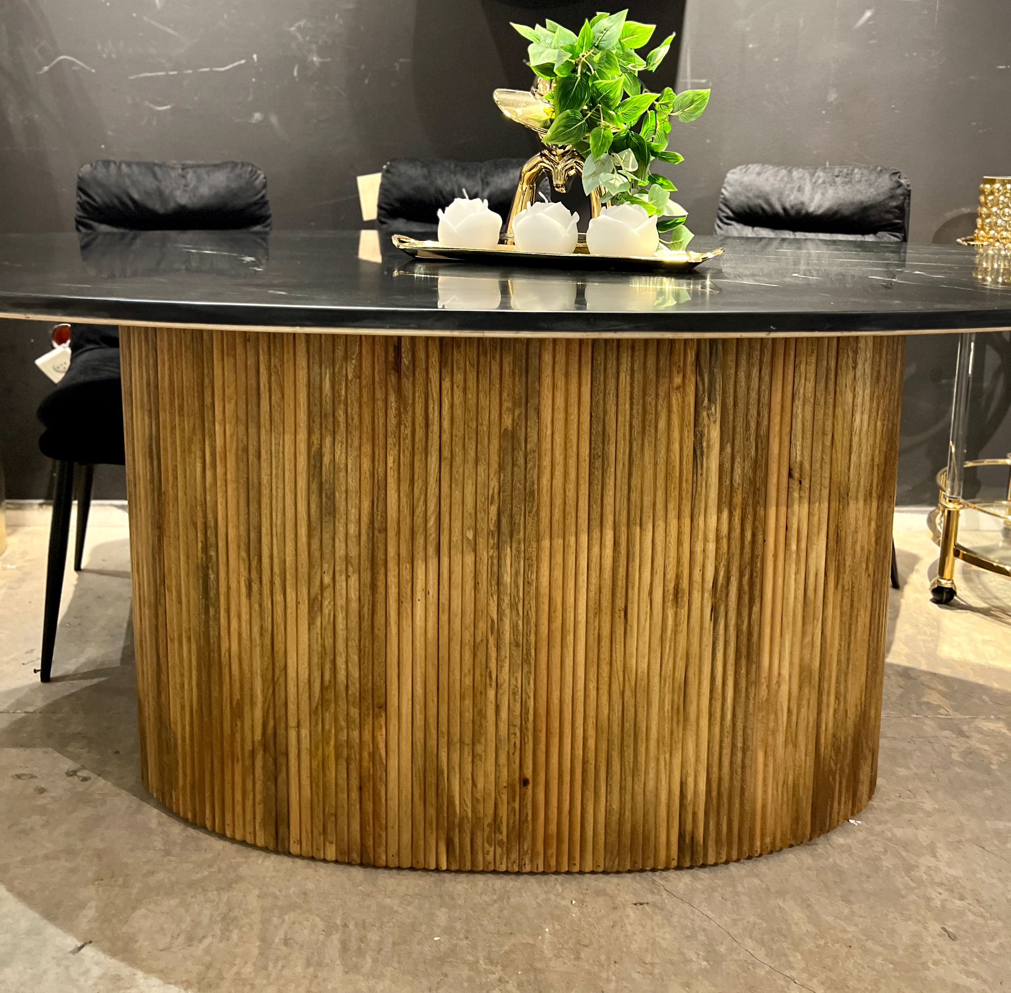 שולחן אוכל יוקרתי אובאלי רגל עץ טופ שיש שחור דגם סוניל - חיסול! שולחן אוכל אובאלי טופ שחור