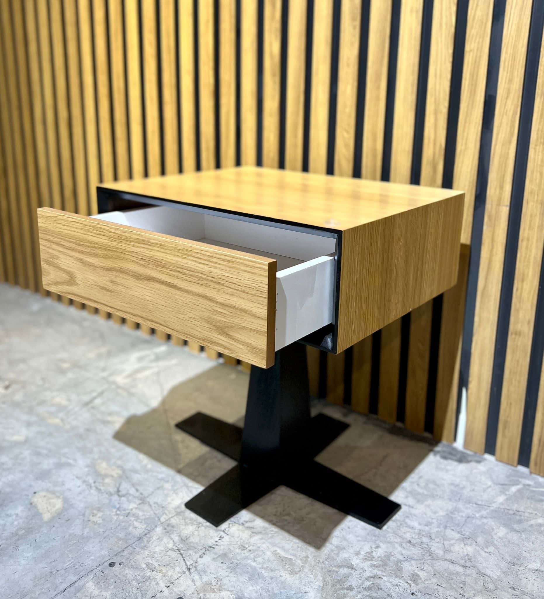 שידת צד על רגל שידת צד על רגל