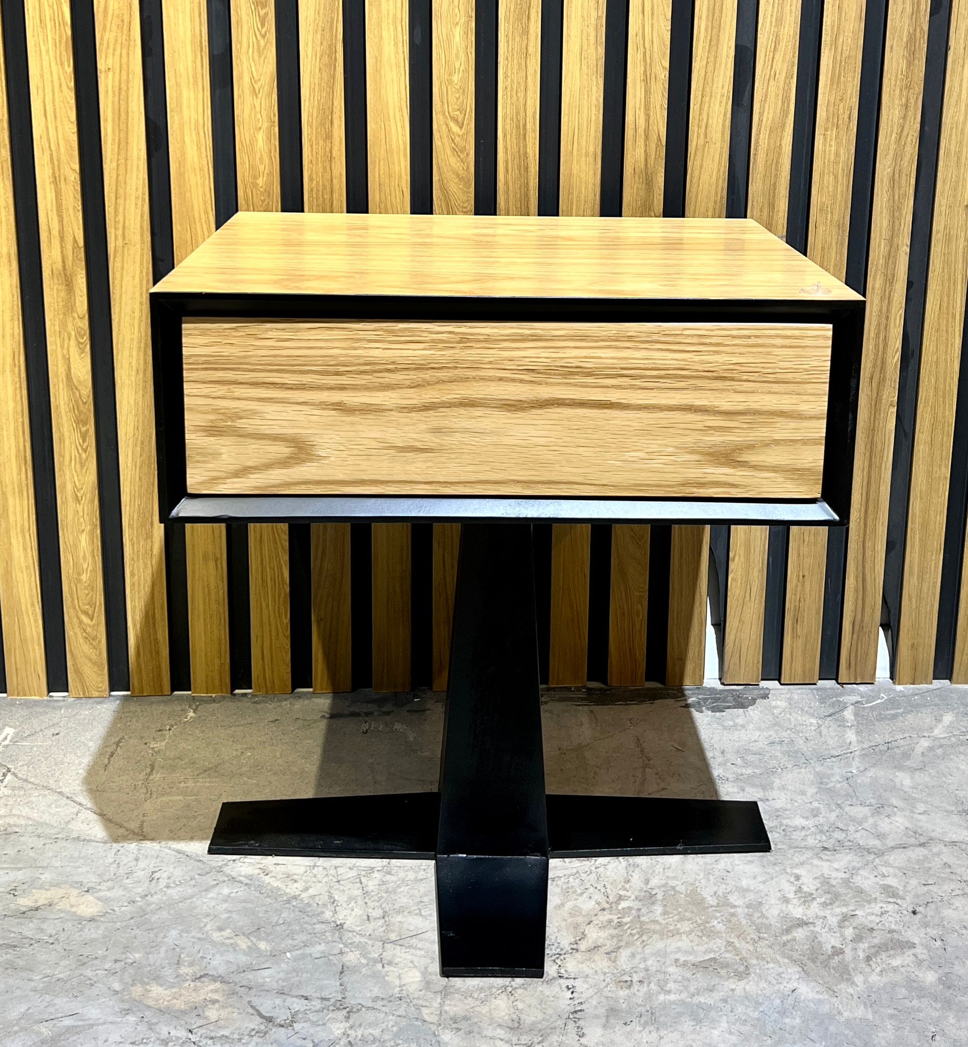 שידת צד על רגל שידת צד על רגל