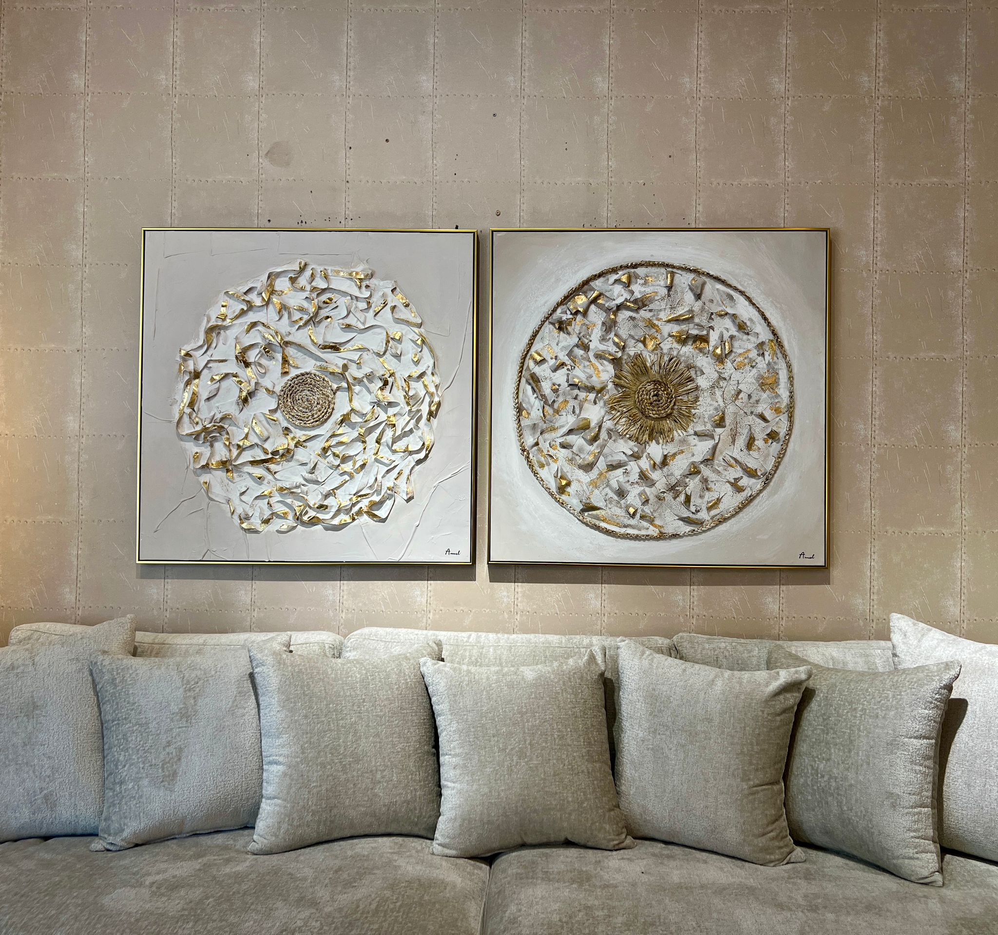 תמונת שמן בשילוב הדפסה עיגול מרכזי זהב ולבן אנאל עם מסגרת