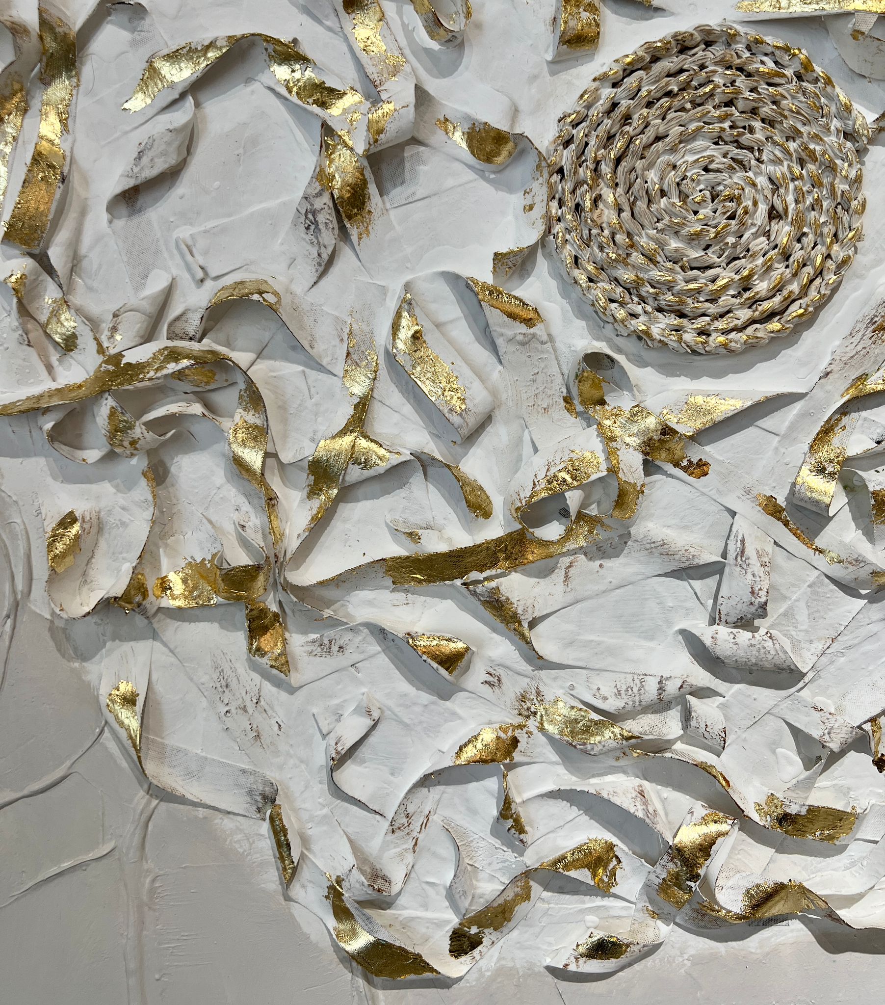 תמונת שמן בשילוב הדפסה עיגול מרכזי זהב ולבן אנאל עם מסגרת