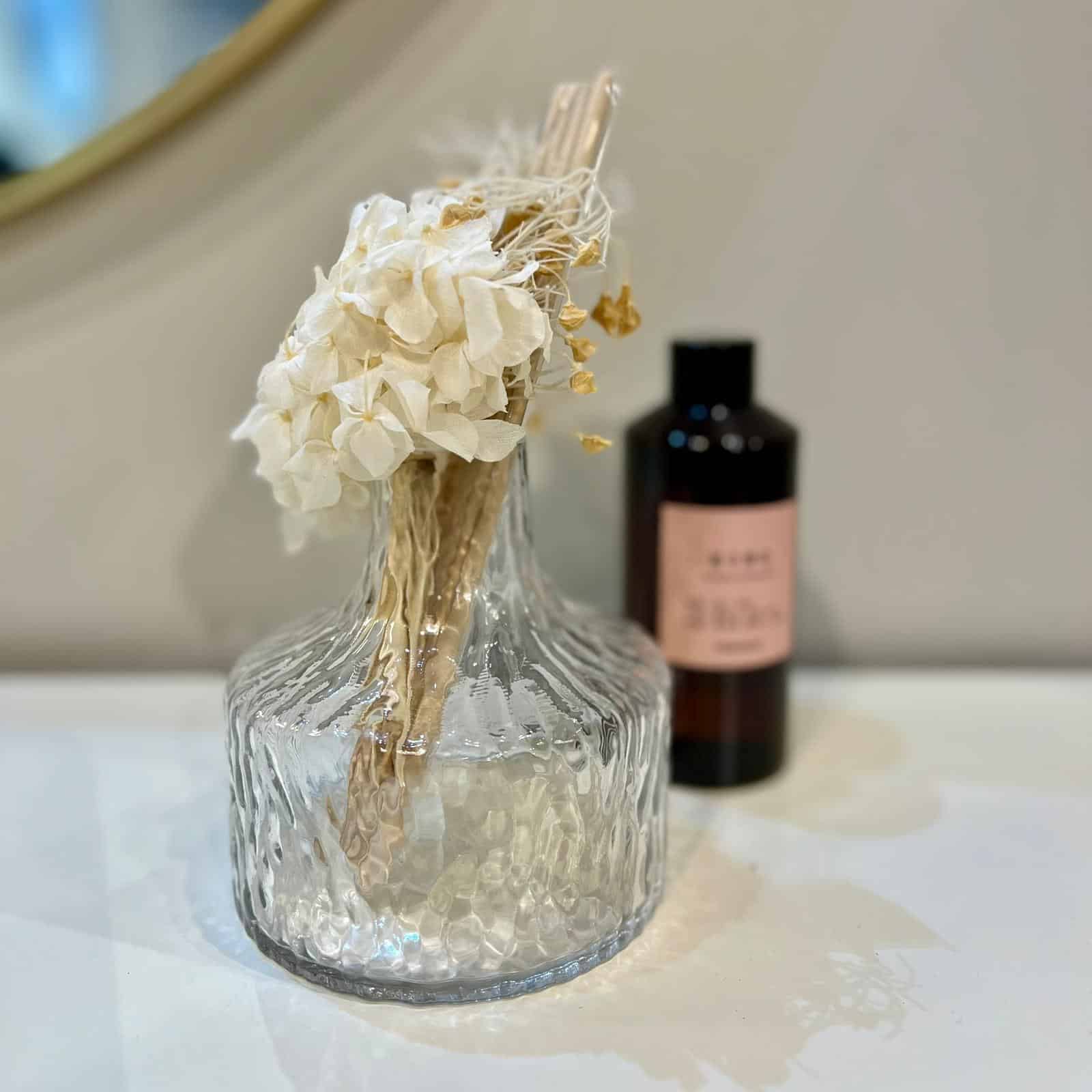 בקבוק מפיץ ריח פרחים לבנים דגם איקו בקבוק מפיץ ריח פרחים לבנים דגם איקו