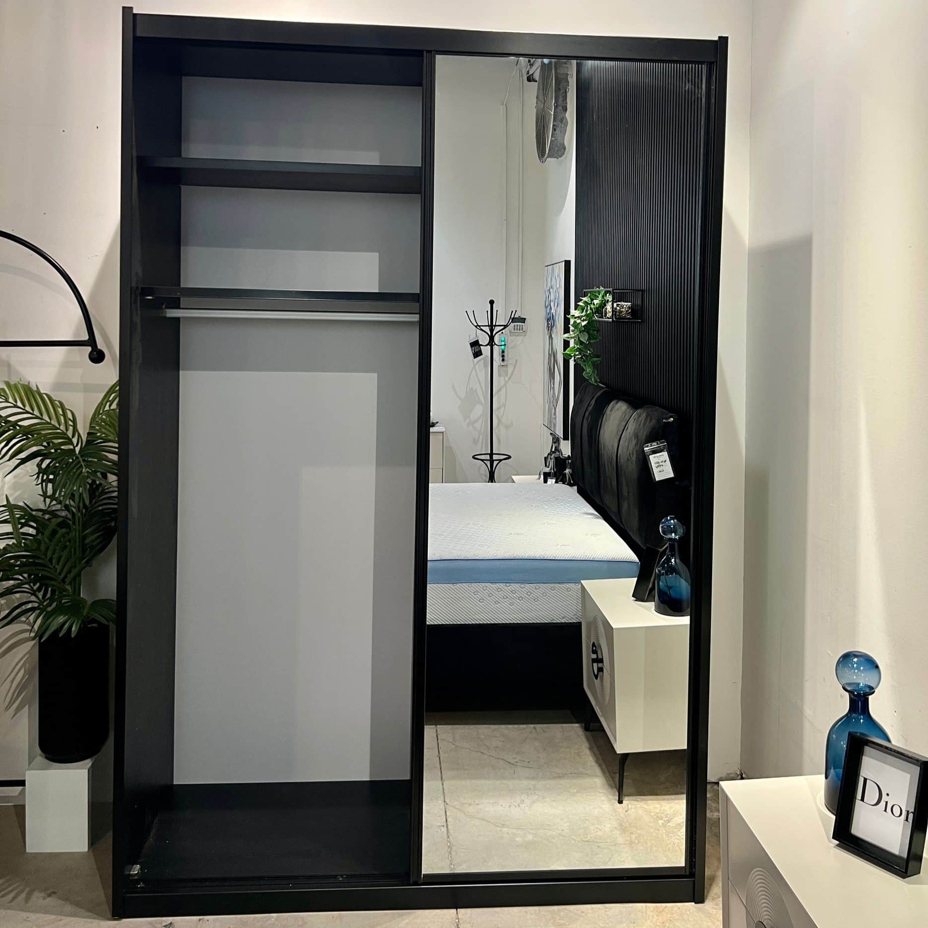 ארון הזזה עם דלת מראה וזוג מגירות דגם תמר בעיצוב אישי ארון הזזה עם דלת מראה וזוג מגירות דגם תמר בעיצוב אישי