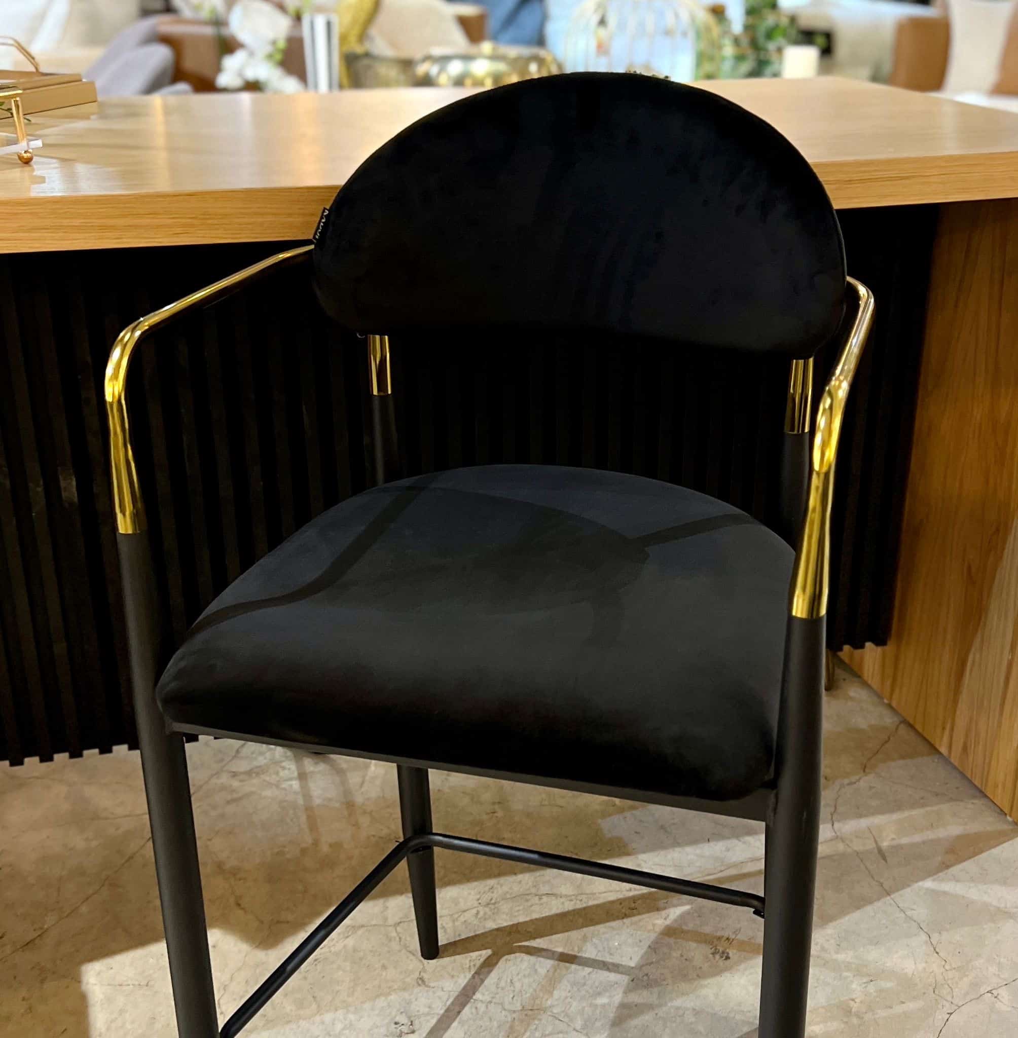 כסא בר דגם מודרן קימי ידיות זהב רגליים שחור קטיפה שחור כסא בר דגם מודרן קימי ידיות זהב רגליים שחור קטיפה שחור