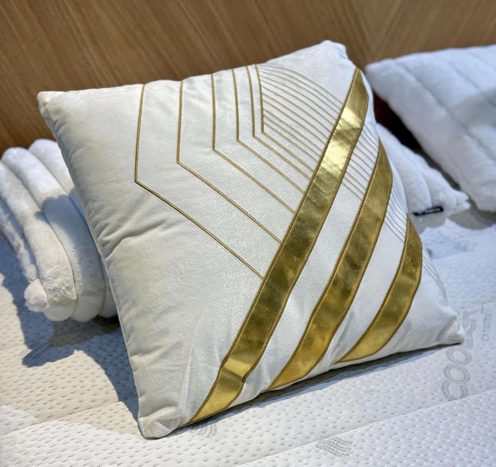 כרית נוי דגם אליס גולד וואיט 45/45 כרית נוי דגם אליס גולד וואיט 45/45