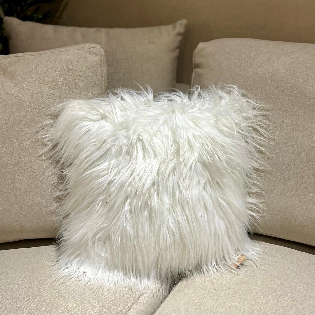 כרית נוי פרווה רכה 45/45 לבן שבור