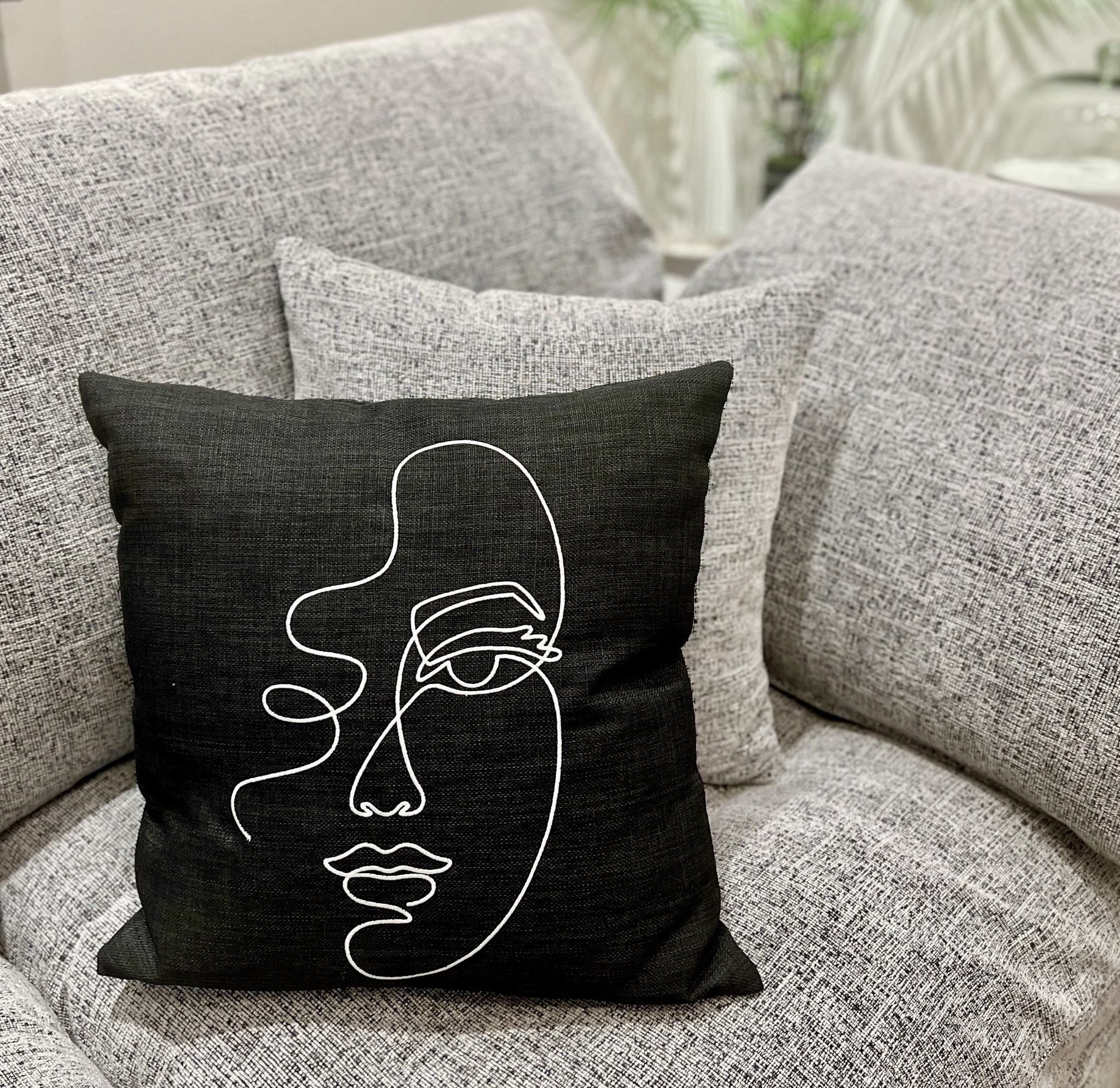 כרית נוי דגם פייס ליין בלק 45/45 כרית נוי דגם פייס ליין בלק 45/45