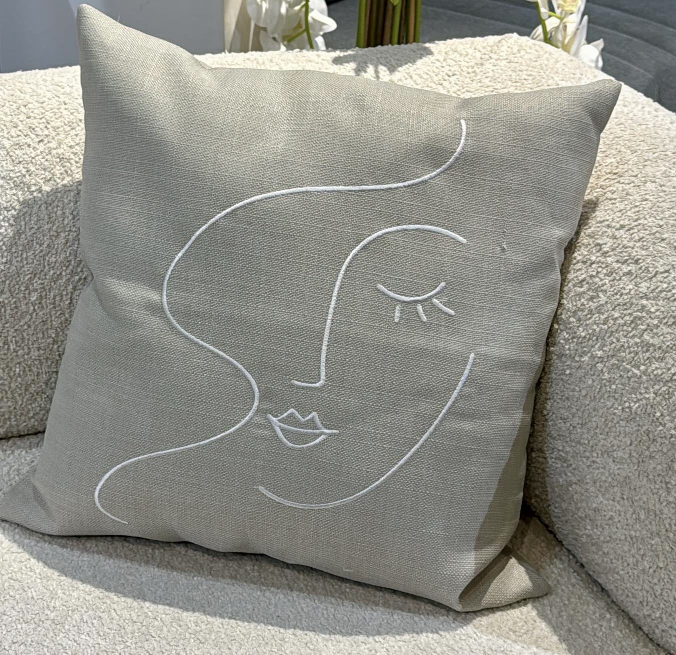 כרית נוי דגם פייס ליין בז 45/45 כרית נוי דגם פייס ליין בז 45/45