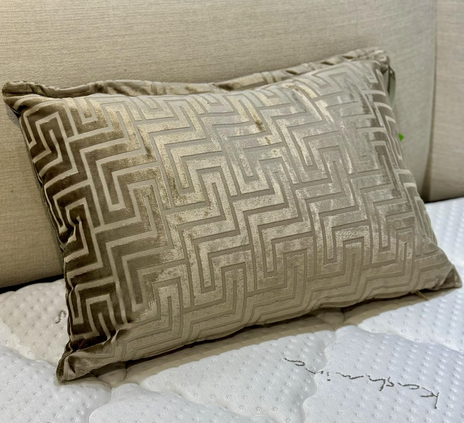 כרית נוי דגם ורסצ׳ה כהה 30/50 אחרונות במבצע! כרית נוי דגם ורסצ׳ה כהה 30/50 אחרונות במבצע!