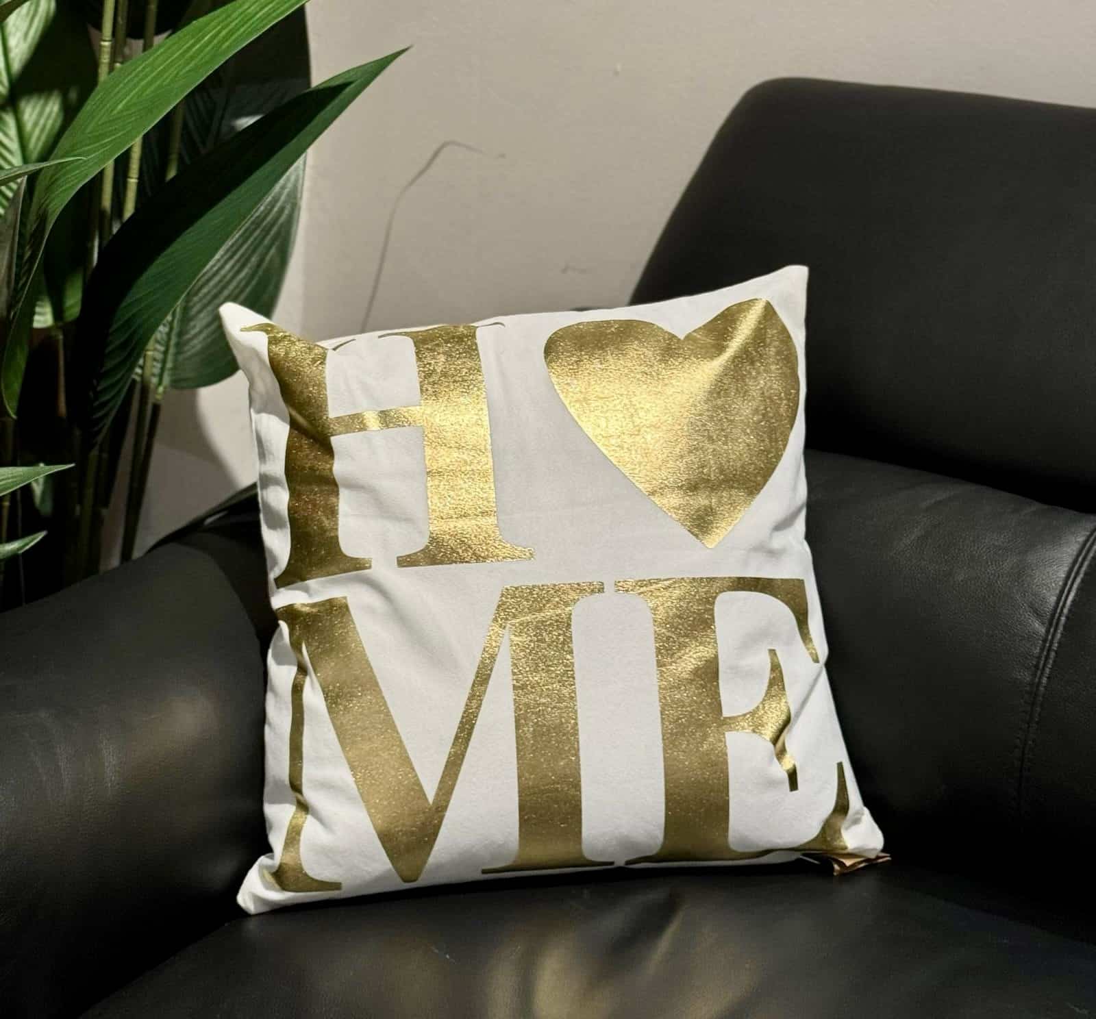 כרית נוי דגם HOME זהב שמנת 45/45 אחרונות במבצע! כרית נוי דגם HOME זהב שמנת 45/45 אחרונות במבצע!