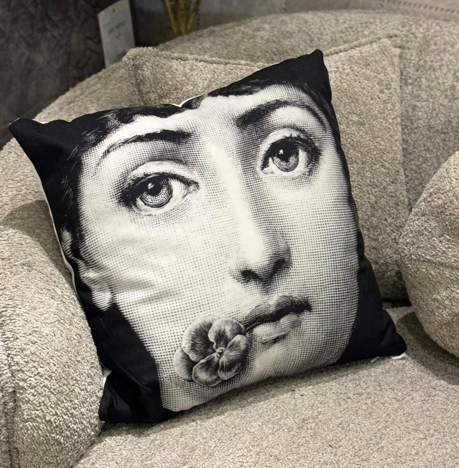 כרית נוי דגם ורוניק 45/45 פרח בפה כרית נוי דגם ורוניק 45/45 פרח בפה