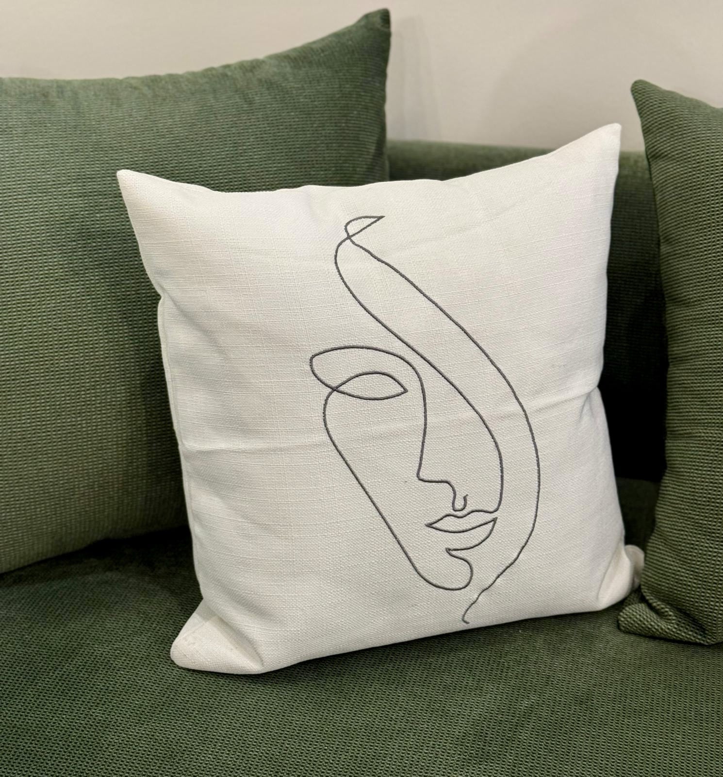 כרית נוי דגם פייס ליין וואיט 45/45 כרית נוי דגם פייס ליין וואיט 45/45