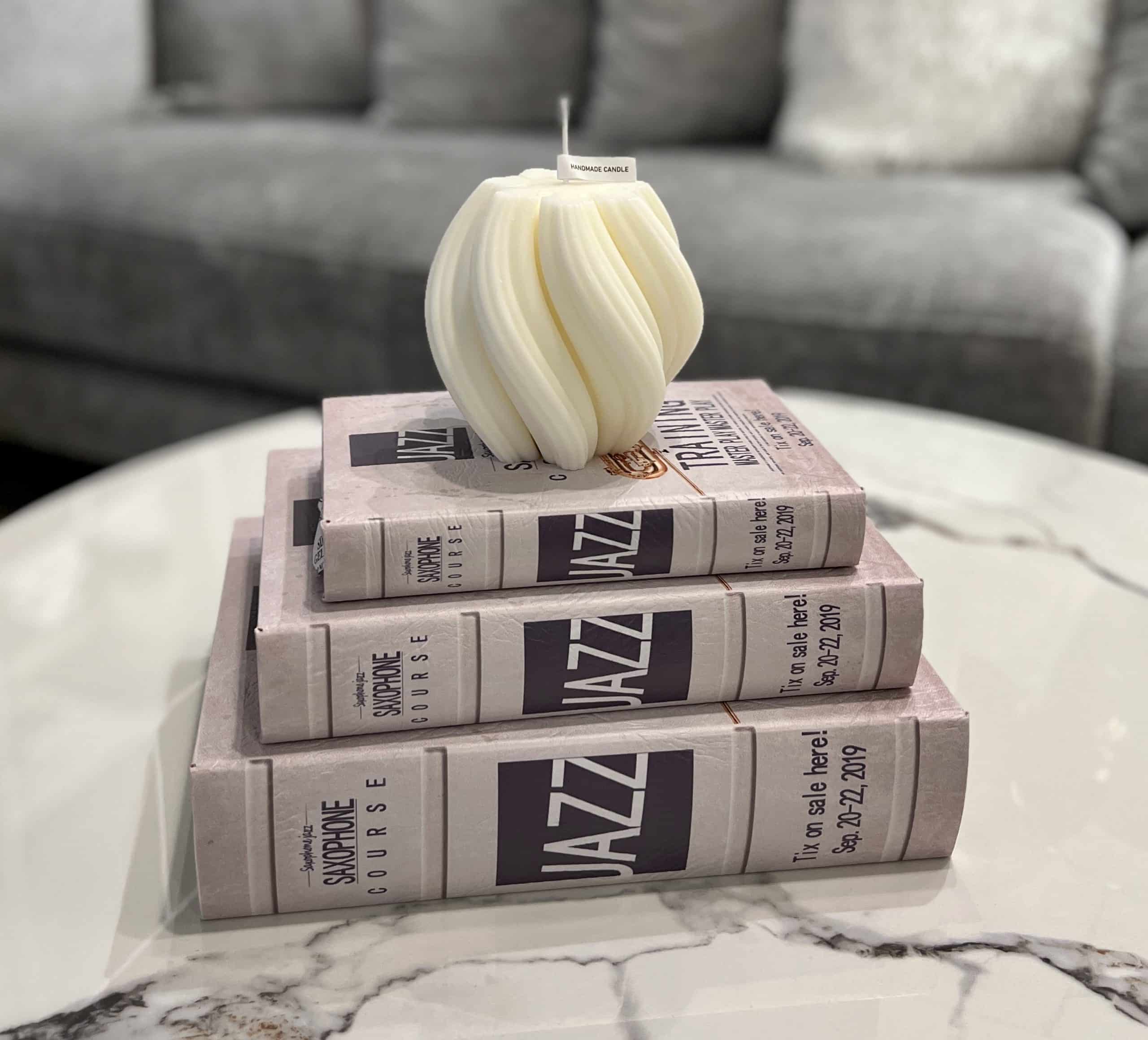 נר מלופף עגול שמנת דגם איקו נר מלופף עגול שמנת דגם איקו