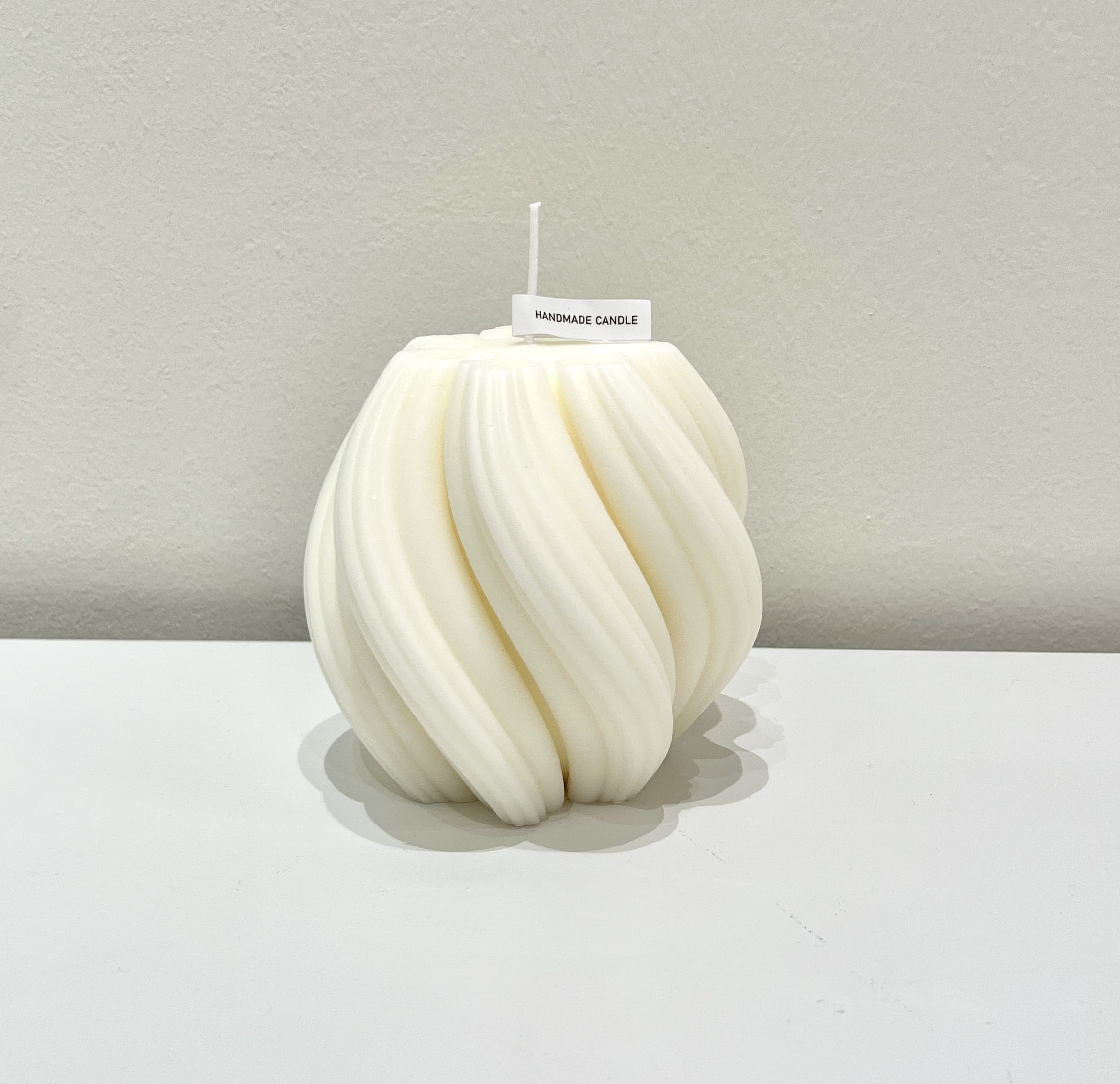 נר מלופף עגול שמנת דגם איקו נר מלופף עגול שמנת דגם איקו