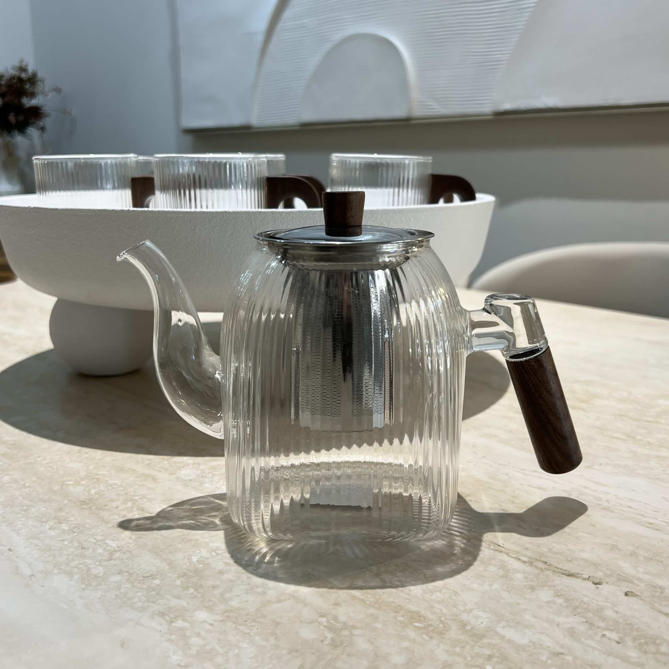 קנקן תה זכוכית פסים ידית עץ 1200 מ״ל דגם איקו קנקן תה זכוכית פסים ידית עץ 1200 מ״ל דגם איקו