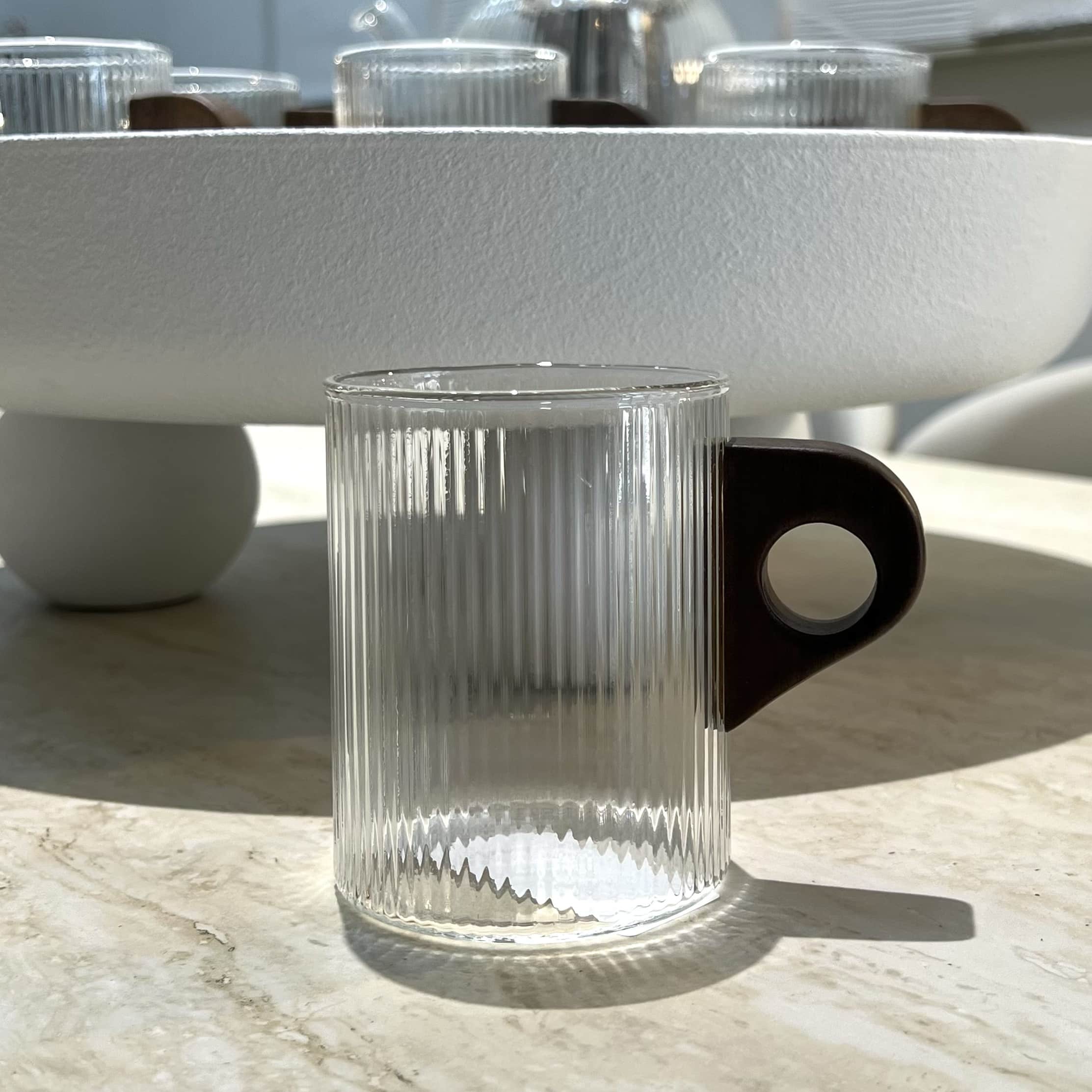 כוס זכוכית פסים עגולה ידית עץ 300 מ״ל דגם איקו כוס זכוכית פסים עגולה ידית עץ 300 מ״ל דגם איקו