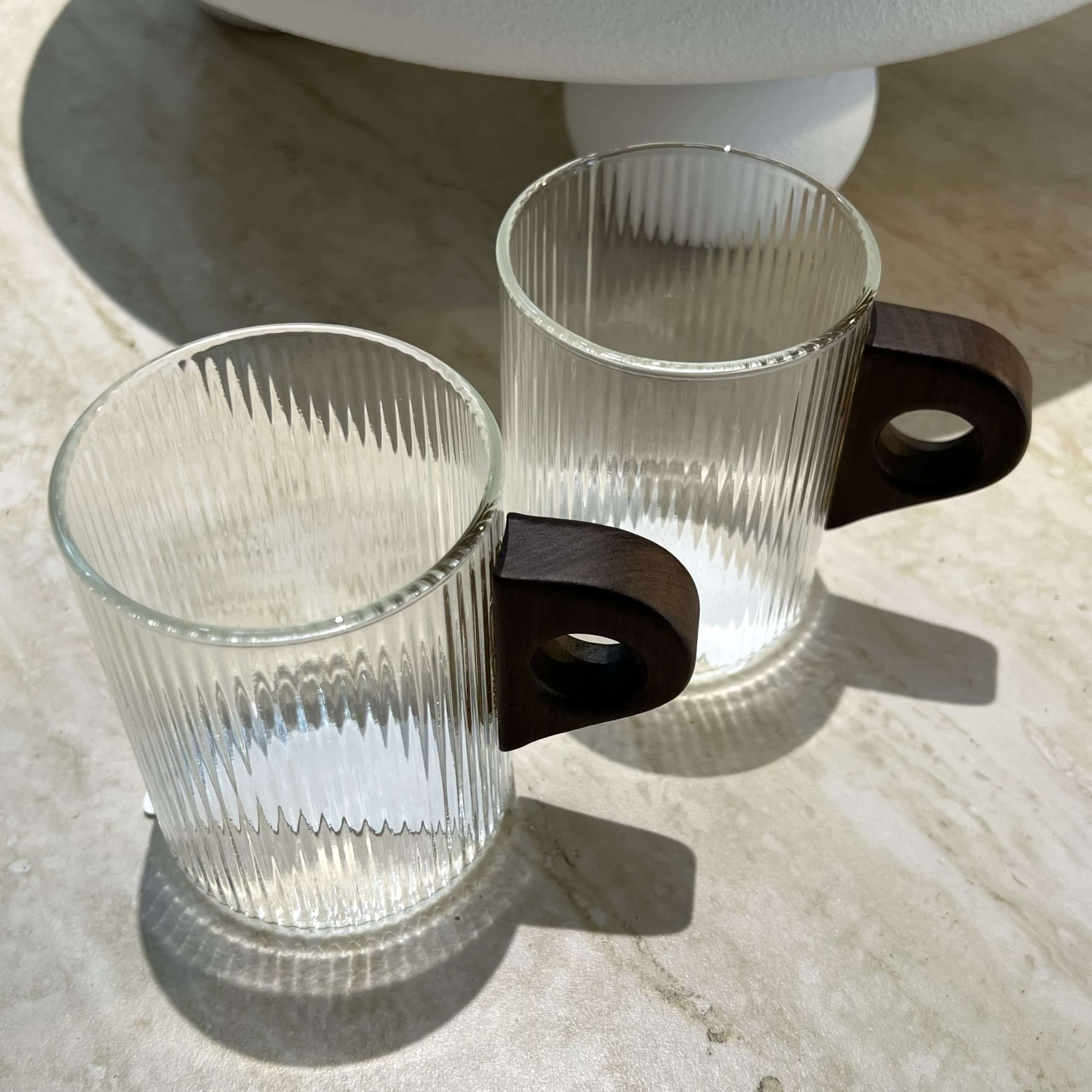 כוס זכוכית פסים עגולה ידית עץ 300 מ״ל דגם איקו כוס זכוכית פסים עגולה ידית עץ 300 מ״ל דגם איקו