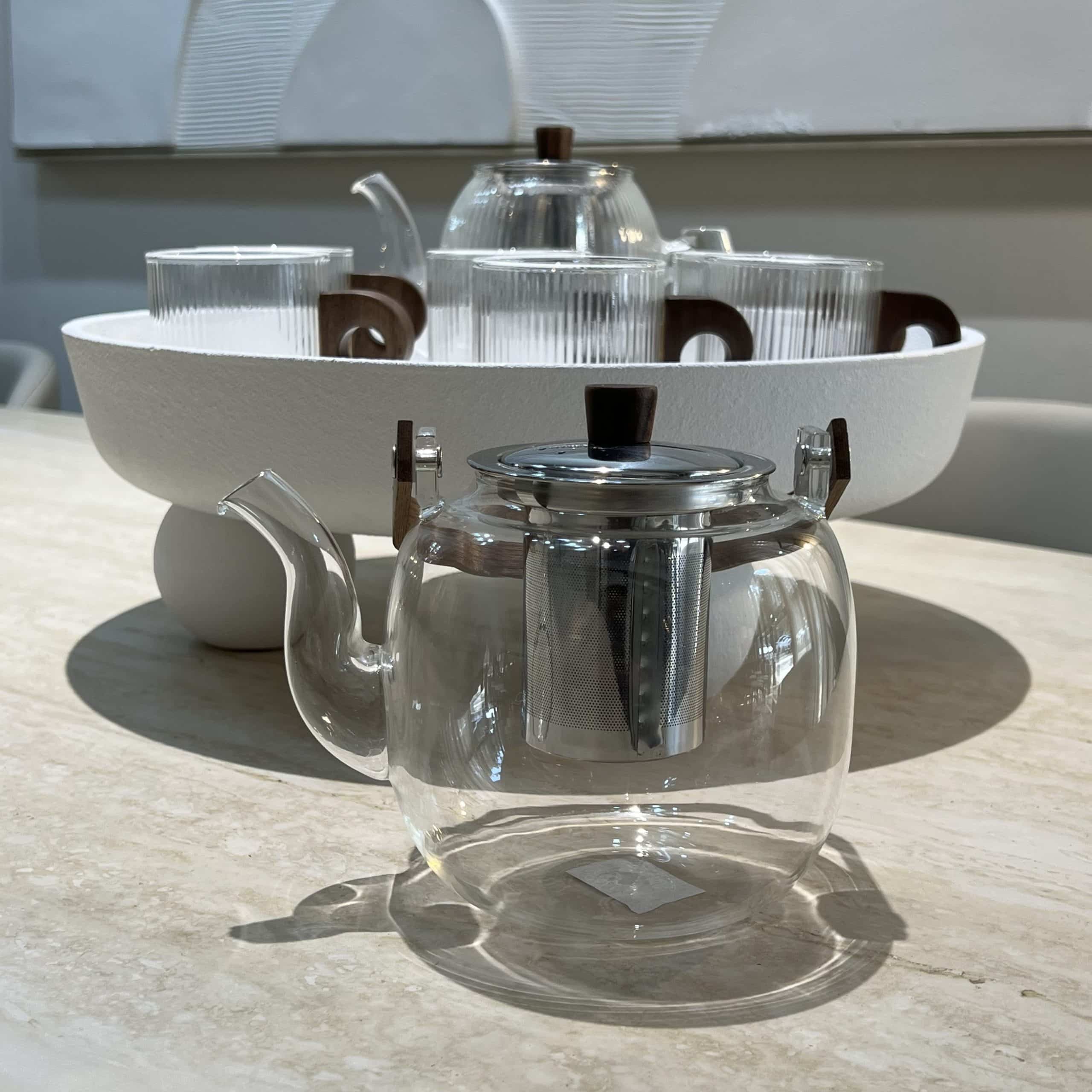 קנקן תה זכוכית עגול ידית עץ 1100מ״ל דגם איקו קנקן תה זכוכית עגול ידית עץ 1100מ״ל דגם איקו