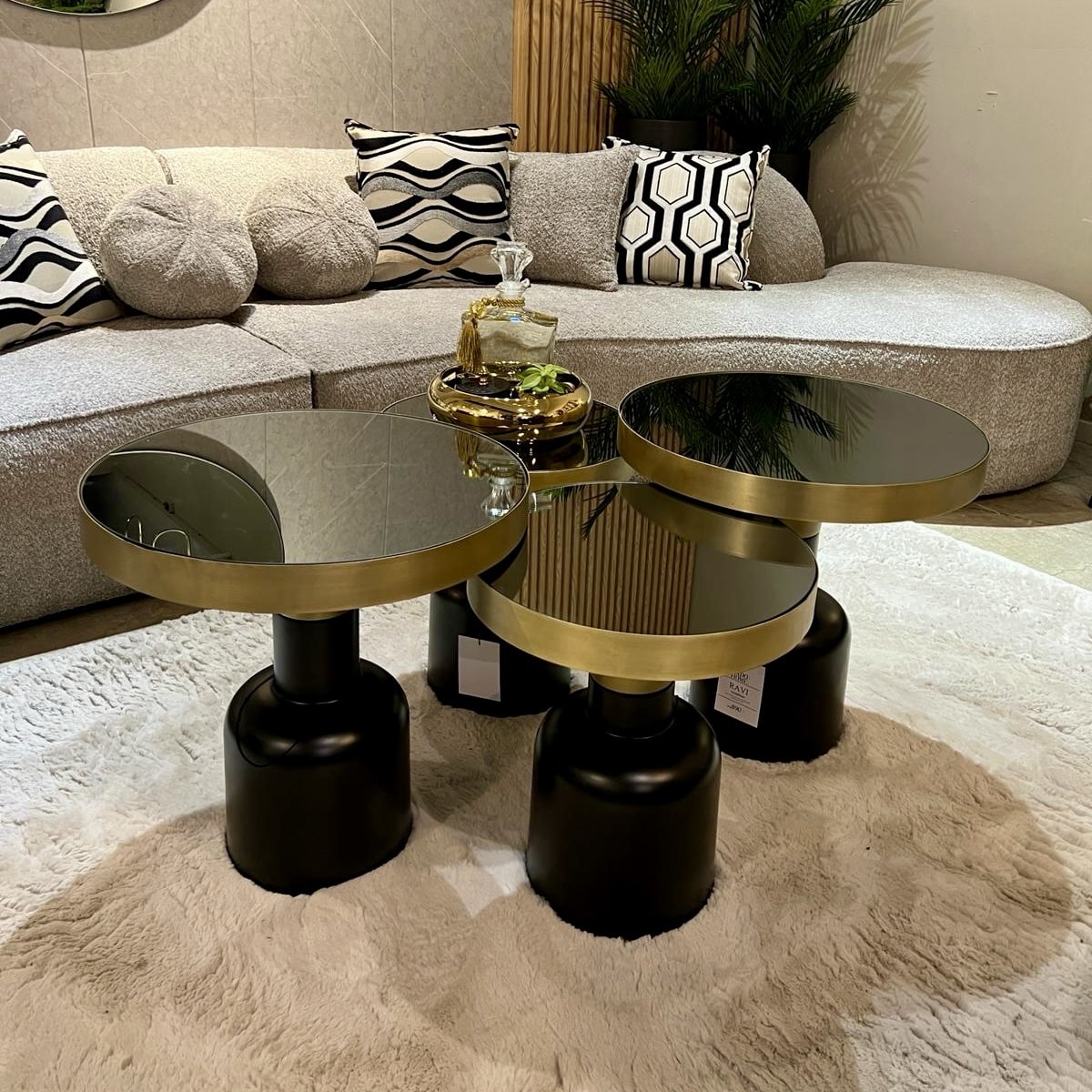 שולחן סלון דגם ראבי זכוכית שחורה בסיס שחור זהב