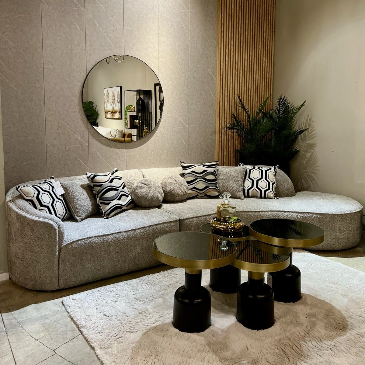 שולחן סלון דגם ראבי זכוכית שחורה בסיס שחור זהב