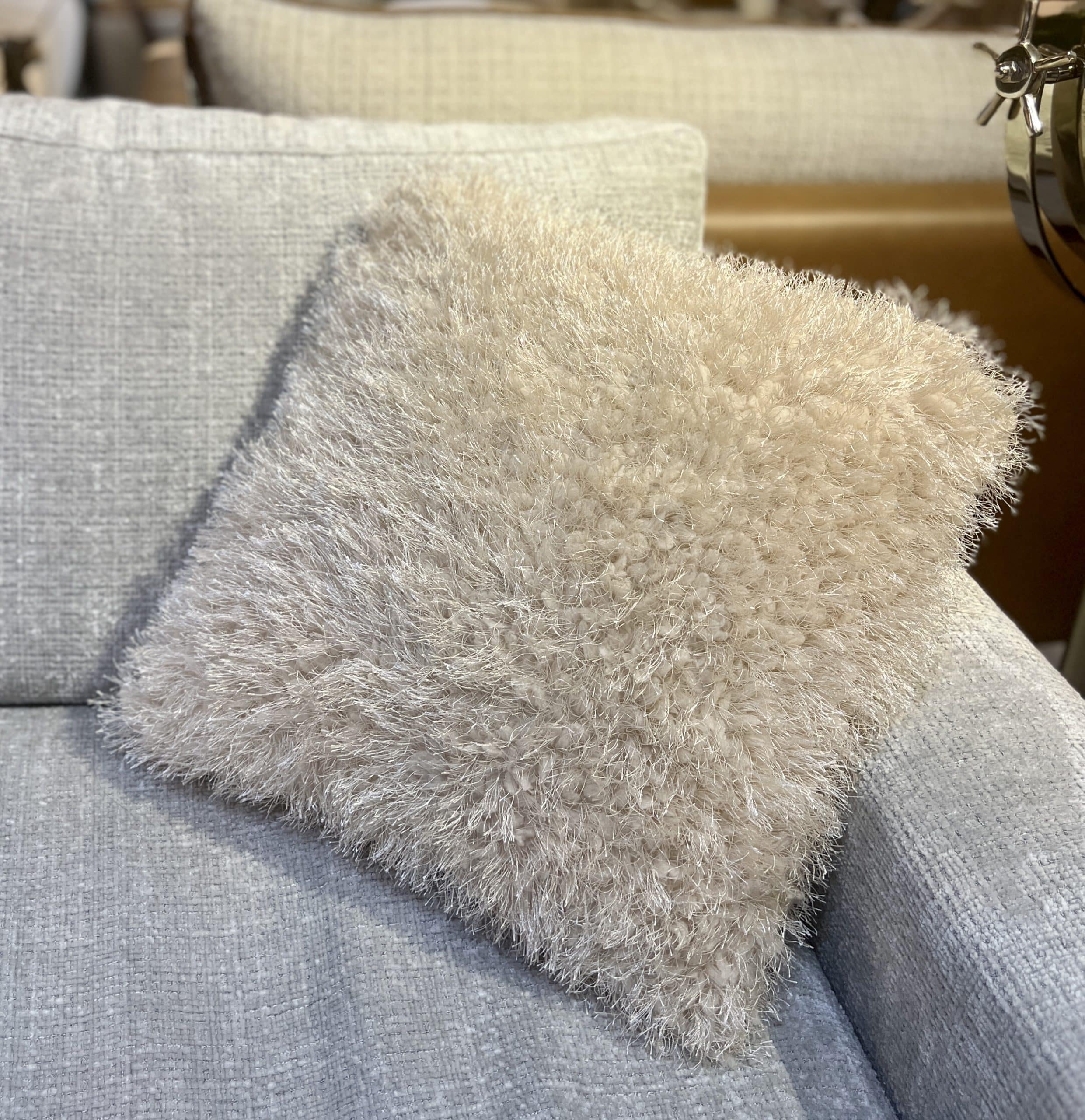 כרית מרובעת בוקלה שטיח בז דגם איקו כרית מרובעת בוקלה שטיח בז דגם איקו