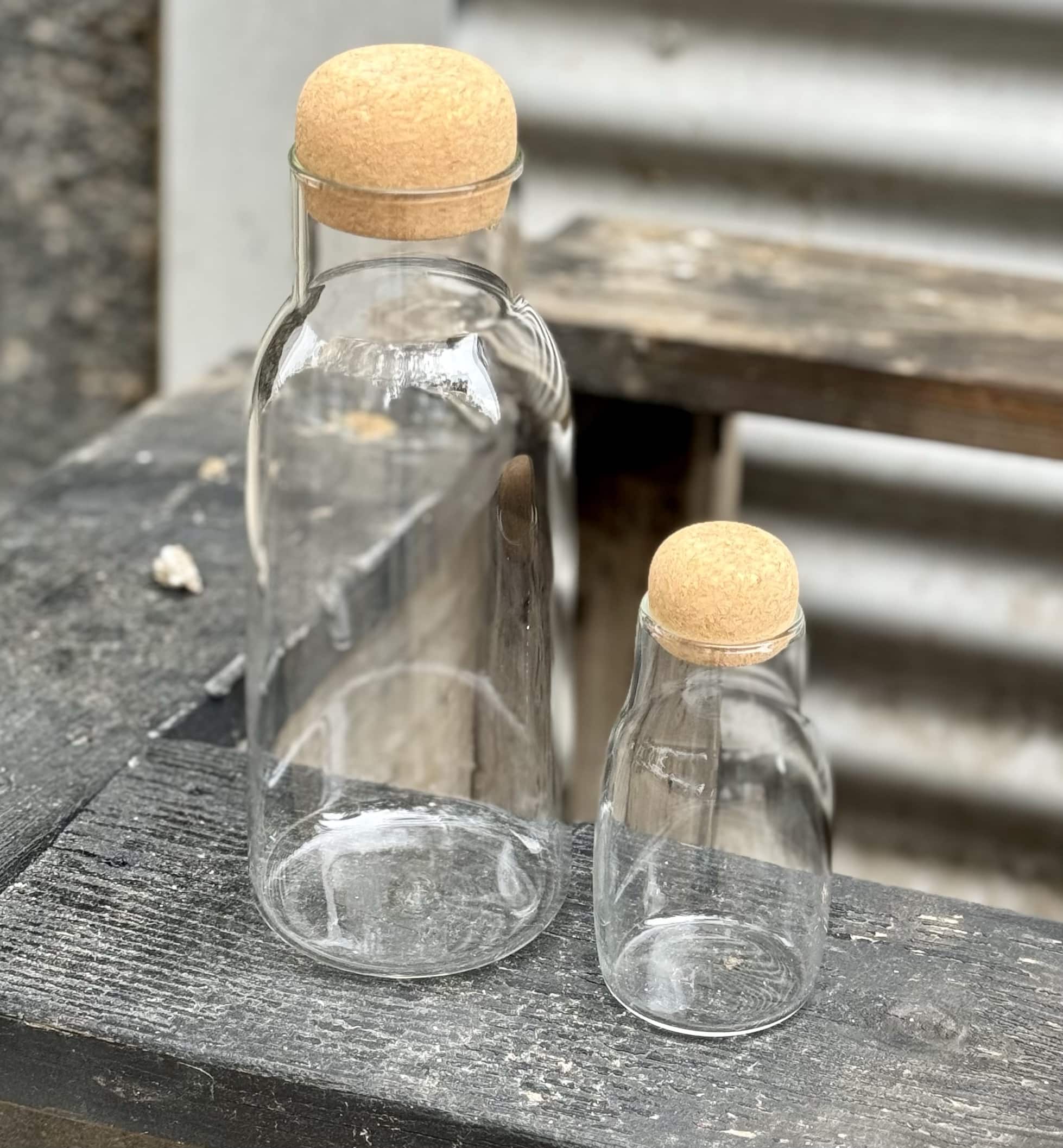 בקבוק זכוכית שקופה פקק שעם דגם אליס בקבוק זכוכית שקופה פקק שעם דגם אליס