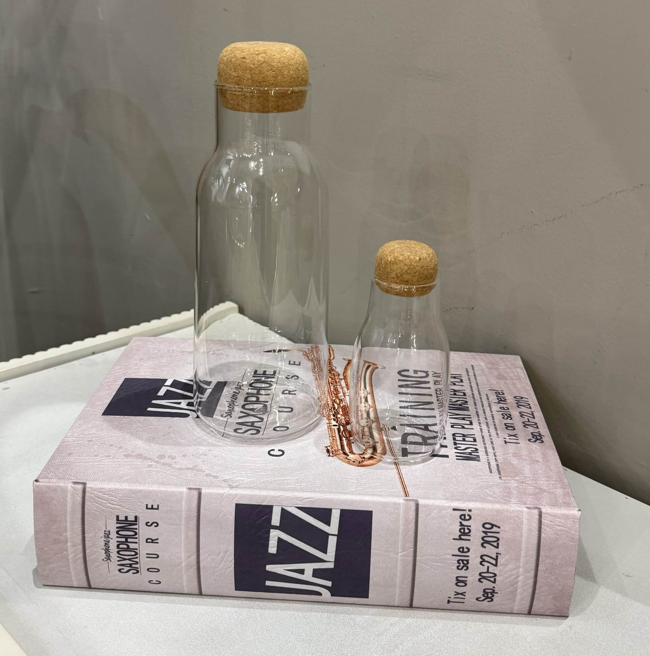 בקבוק זכוכית שקופה פקק שעם דגם אליס בקבוק זכוכית שקופה פקק שעם דגם אליס