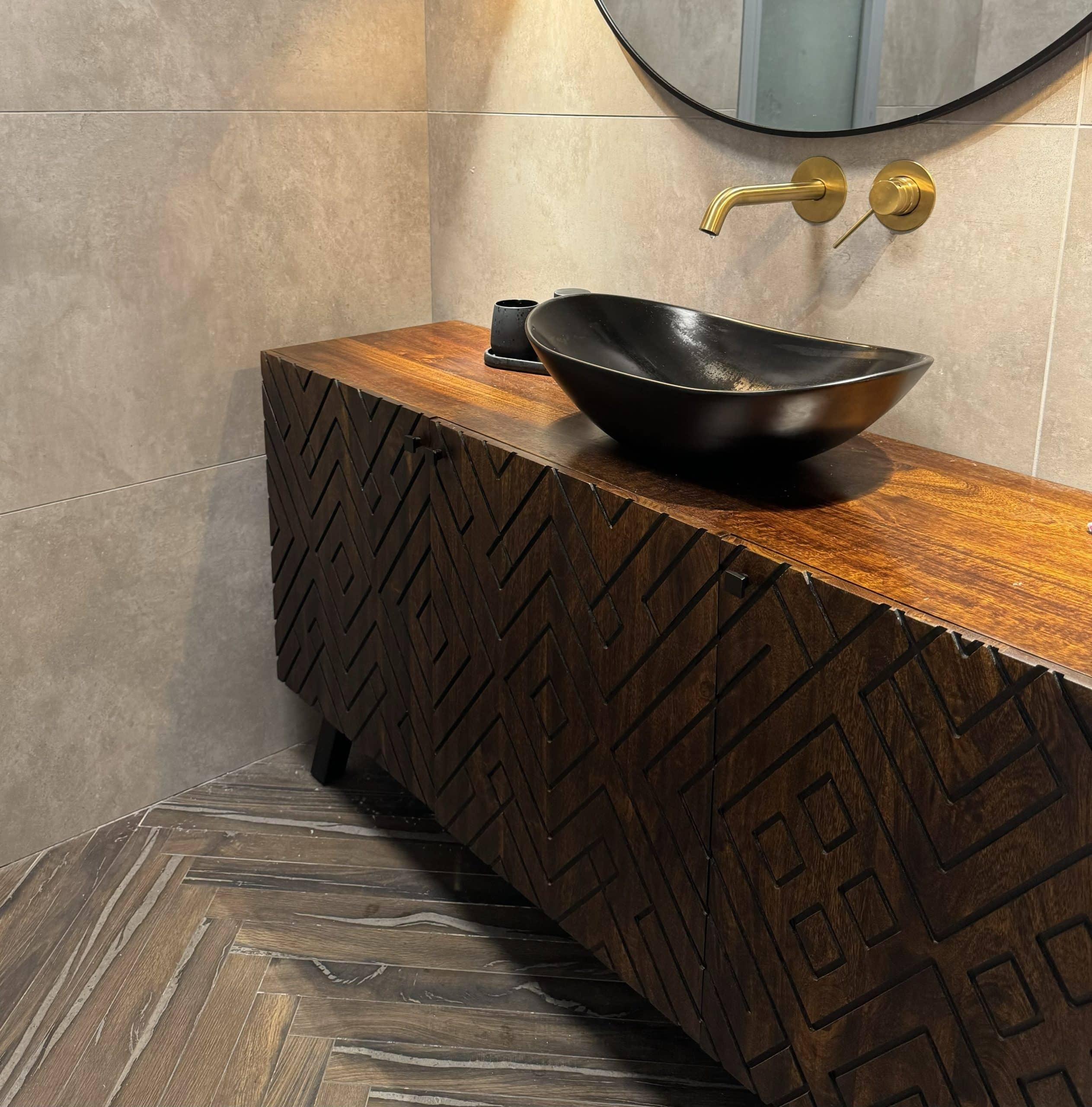 קומודה עץ כהה 3 דלתות חריטה מעוינים דגם סוניל קומודה עץ כהה 3 דלתות חריטה מעוינים דגם סוניל