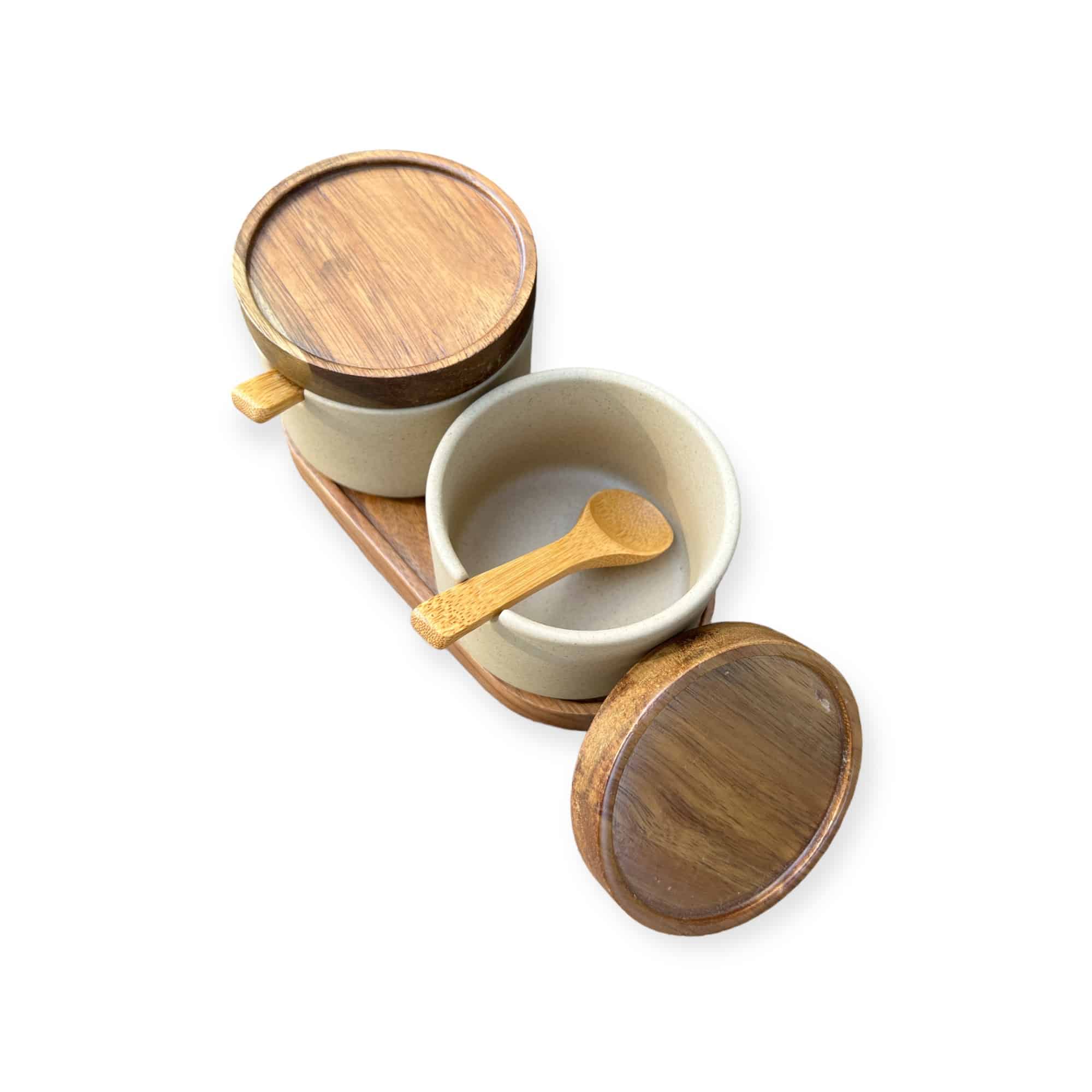 סט 2 צנצנות קרמיקה מכסי עץ דגם אליס סט 2 צנצנות קרמיקה מכסי עץ דגם אליס
