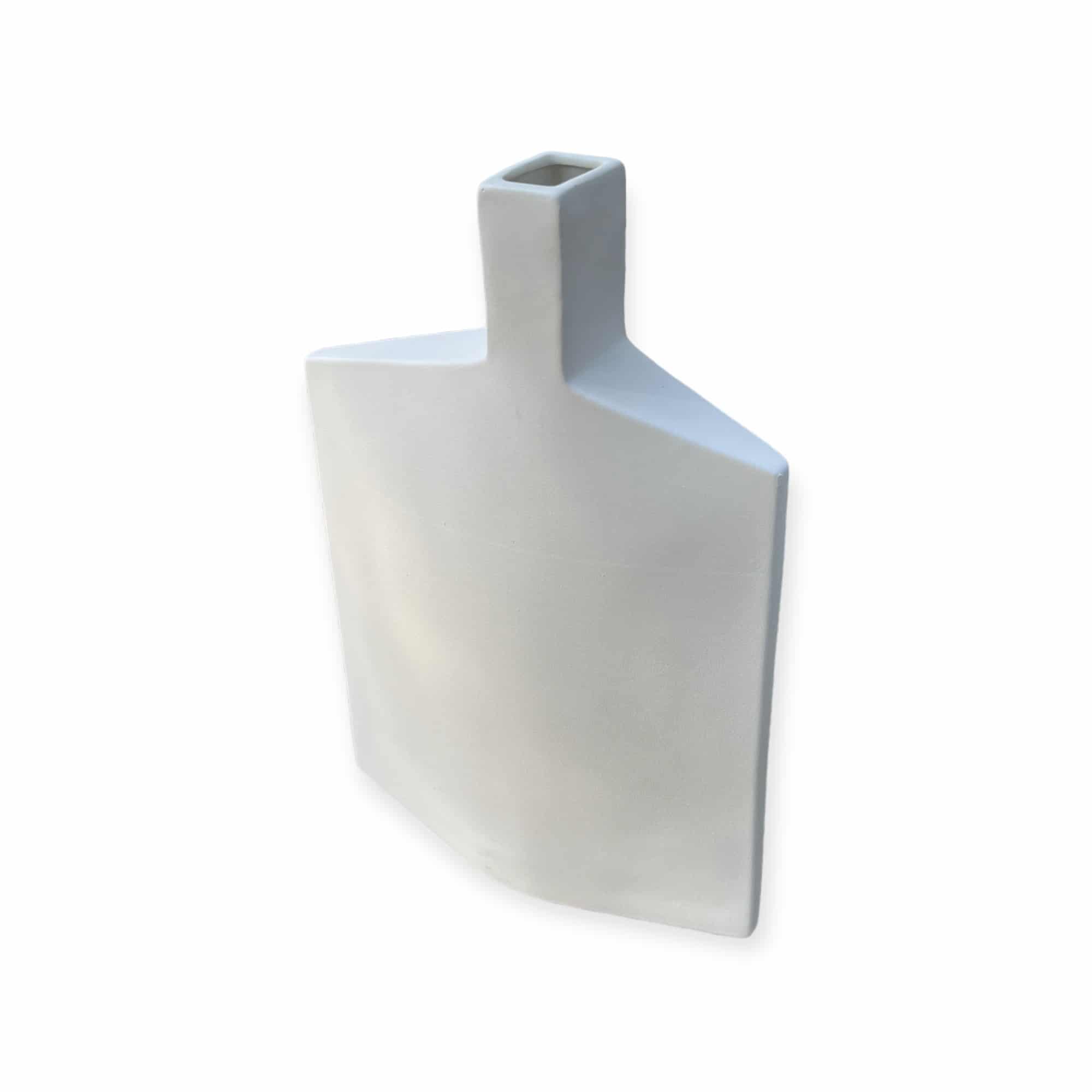 כד אסימטרי זוויות לבן גדול גבוה דגם אליס כד אסימטרי זוויות לבן גדול גבוה דגם אליס