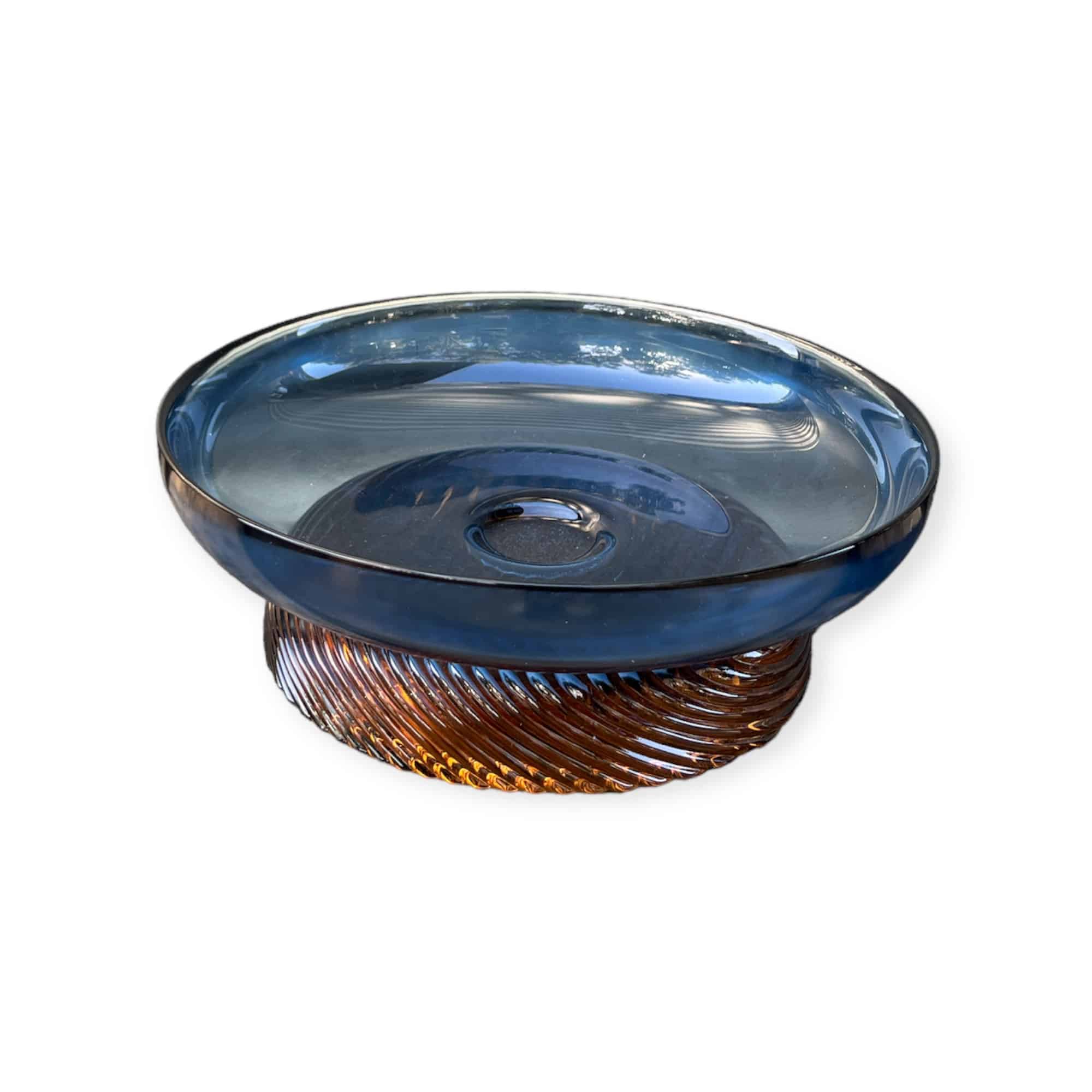 קערה זכוכית על רגל זכוכית נמוכה כחול/ אמבר רקוע דגם אליס קערה זכוכית על רגל זכוכית נמוכה כחול/ אמבר רקוע דגם אליס