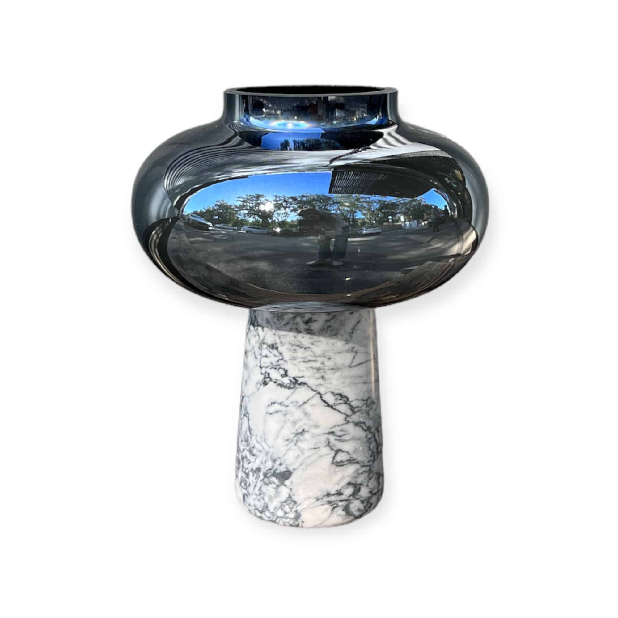 כד זכוכית שטוח אפור עכבר מראה רגל שיש דגם אליס