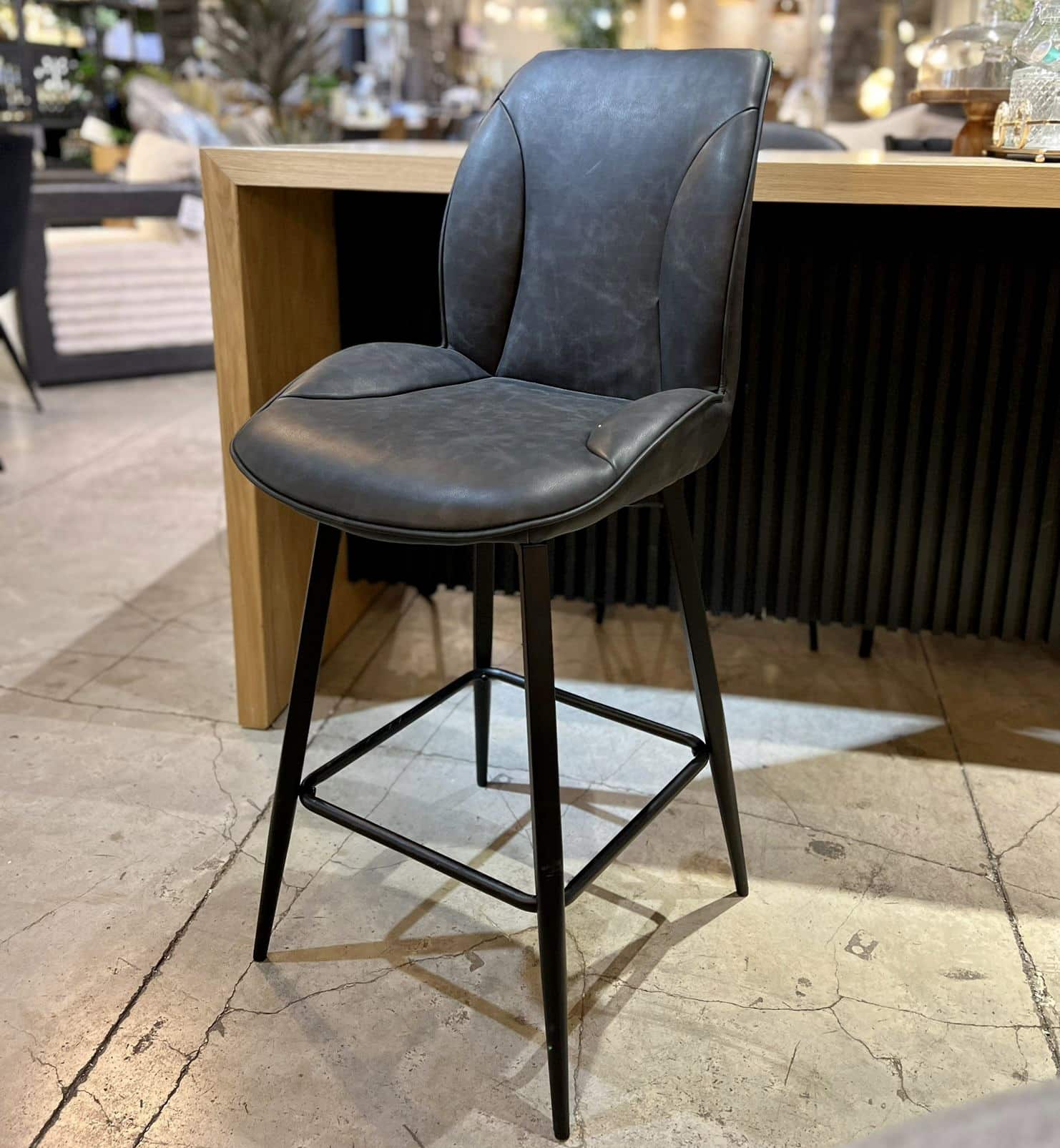 כיסא בר דגם פלאיה דמוי עור אפור כיסא בר דגם פלאיה דמוי עור אפור