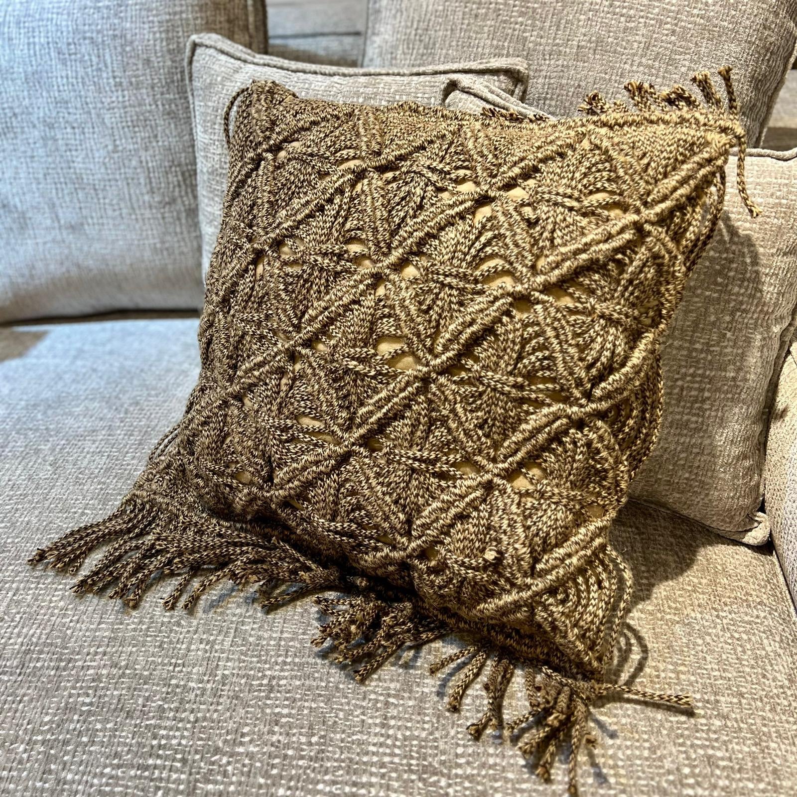 כרית נוי מקרמה כהה דגם איקו כרית נוי מקרמה כהה דגם איקו