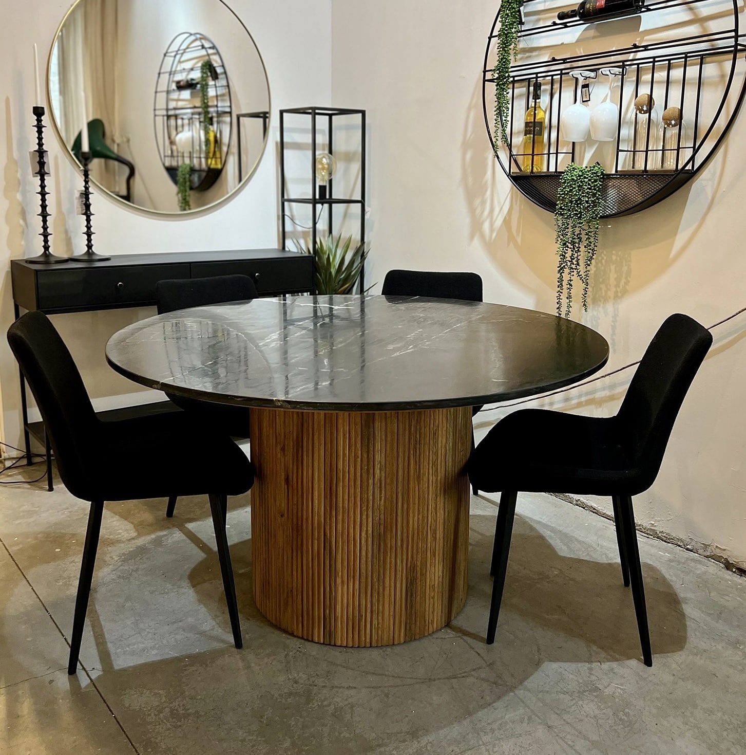 שולחן אוכל עגול טופ שיש שחור רגל עץ ישרה פרופיל עגול דגם סוניל - חיסול!! שולחן אוכל עגול טופ שיש שחור רגל עץ ישרה פרופיל עגול דגם סוניל - חיסול!!