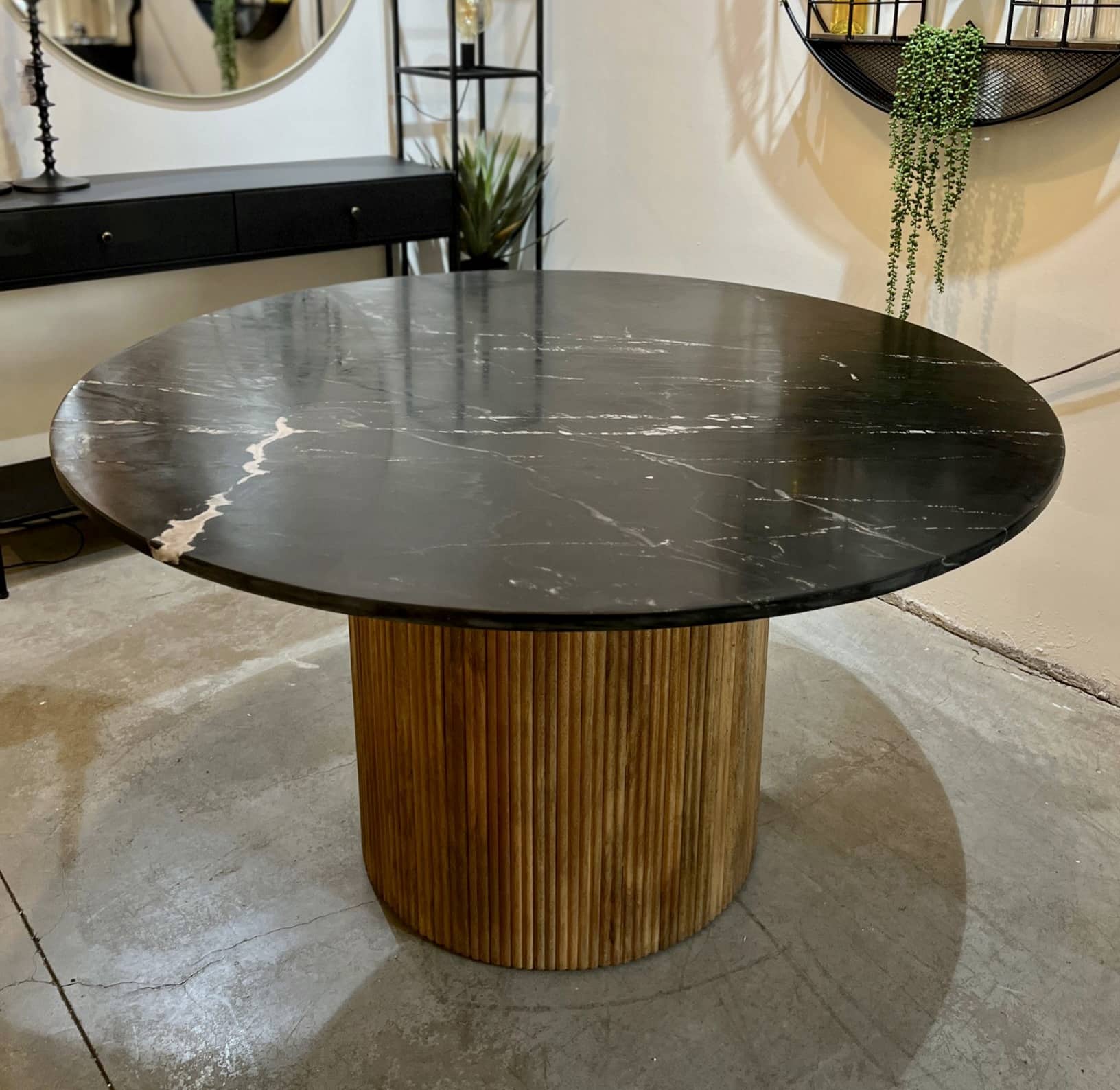 שולחן אוכל עגול טופ שיש שחור רגל עץ ישרה פרופיל עגול דגם סוניל - חיסול!! שולחן אוכל עגול טופ שיש שחור רגל עץ ישרה פרופיל עגול דגם סוניל - חיסול!!